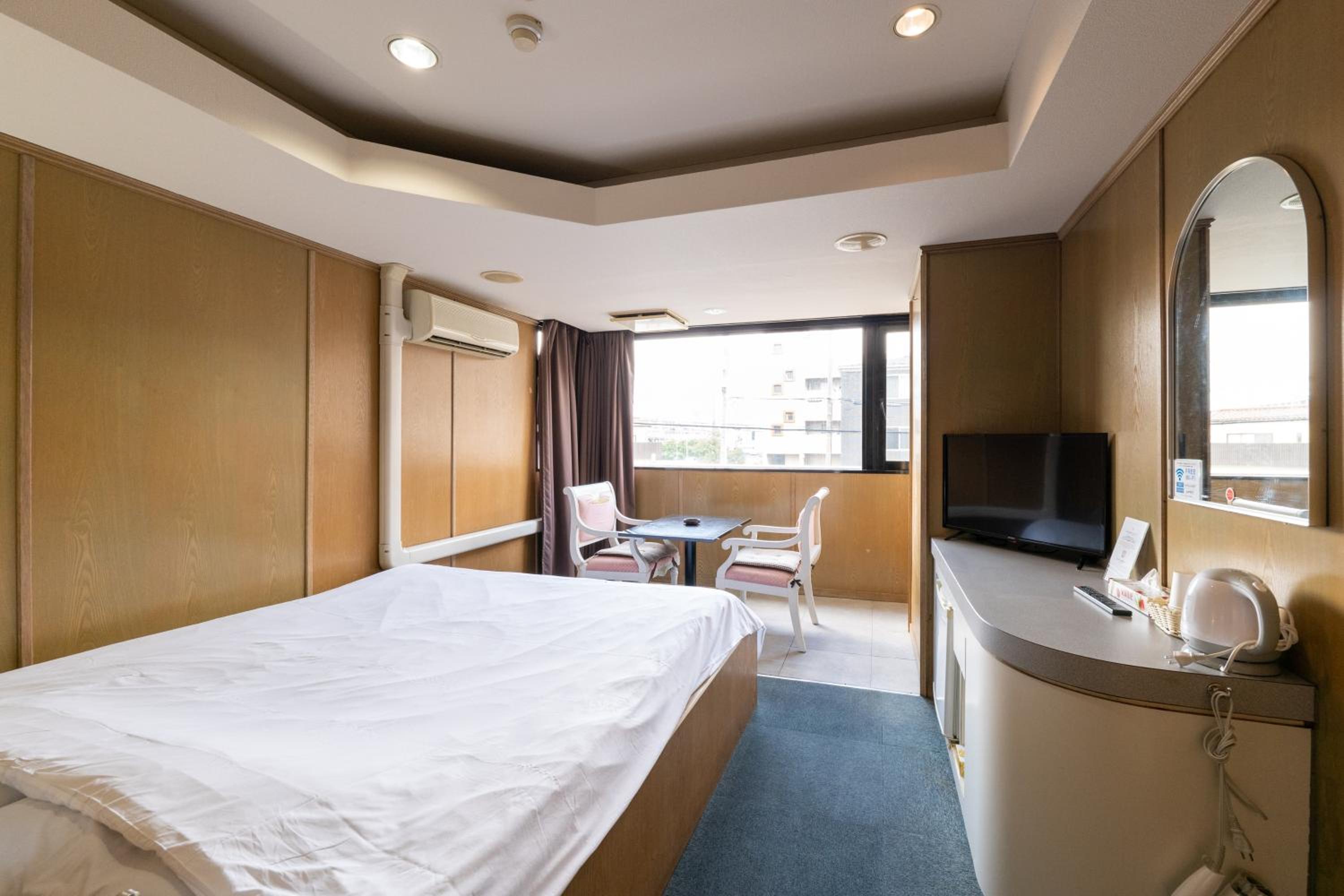 Deluxe Double Room with Bath - Smoking - Photo 9