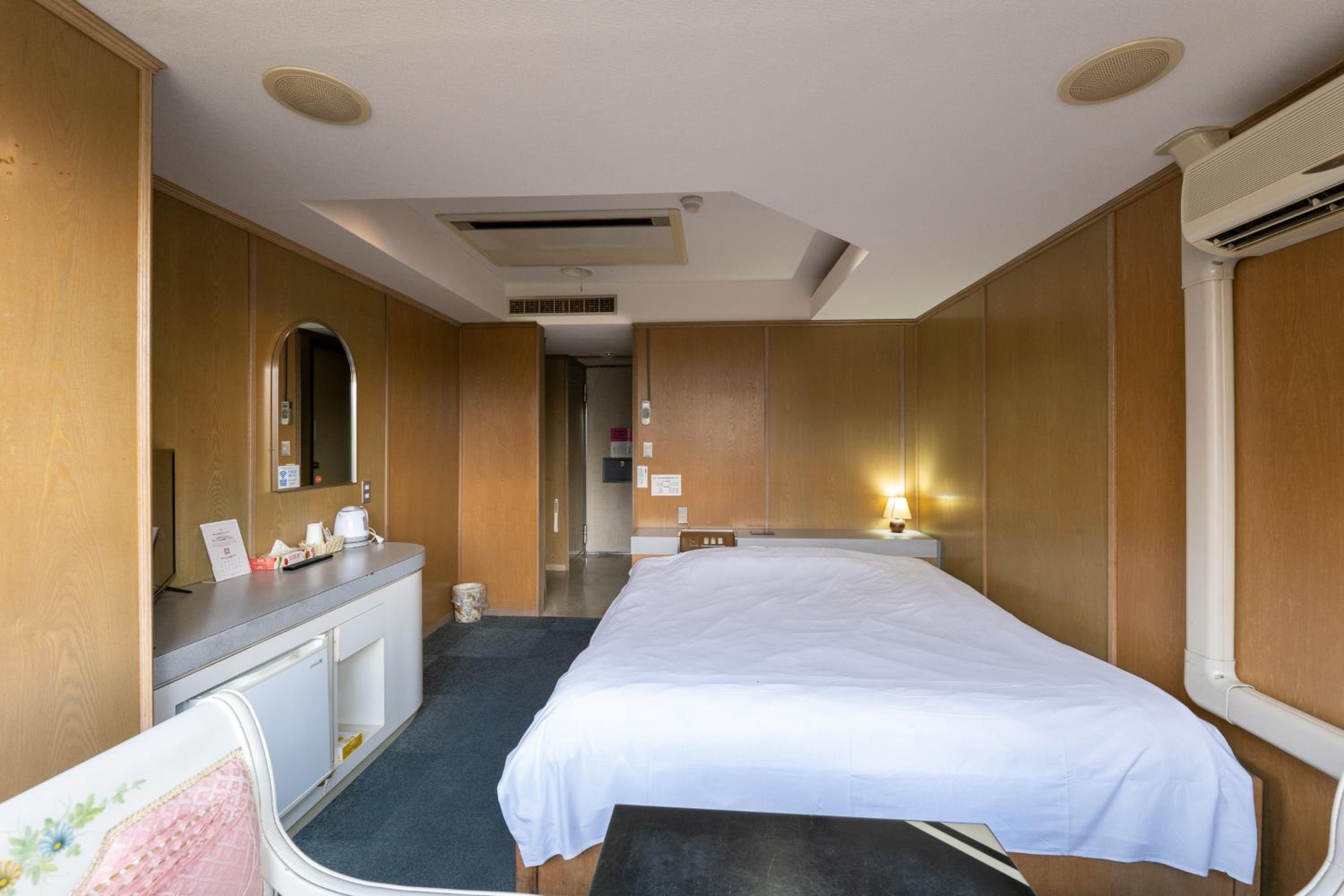Deluxe Double Room with Bath - Smoking - Photo 1
