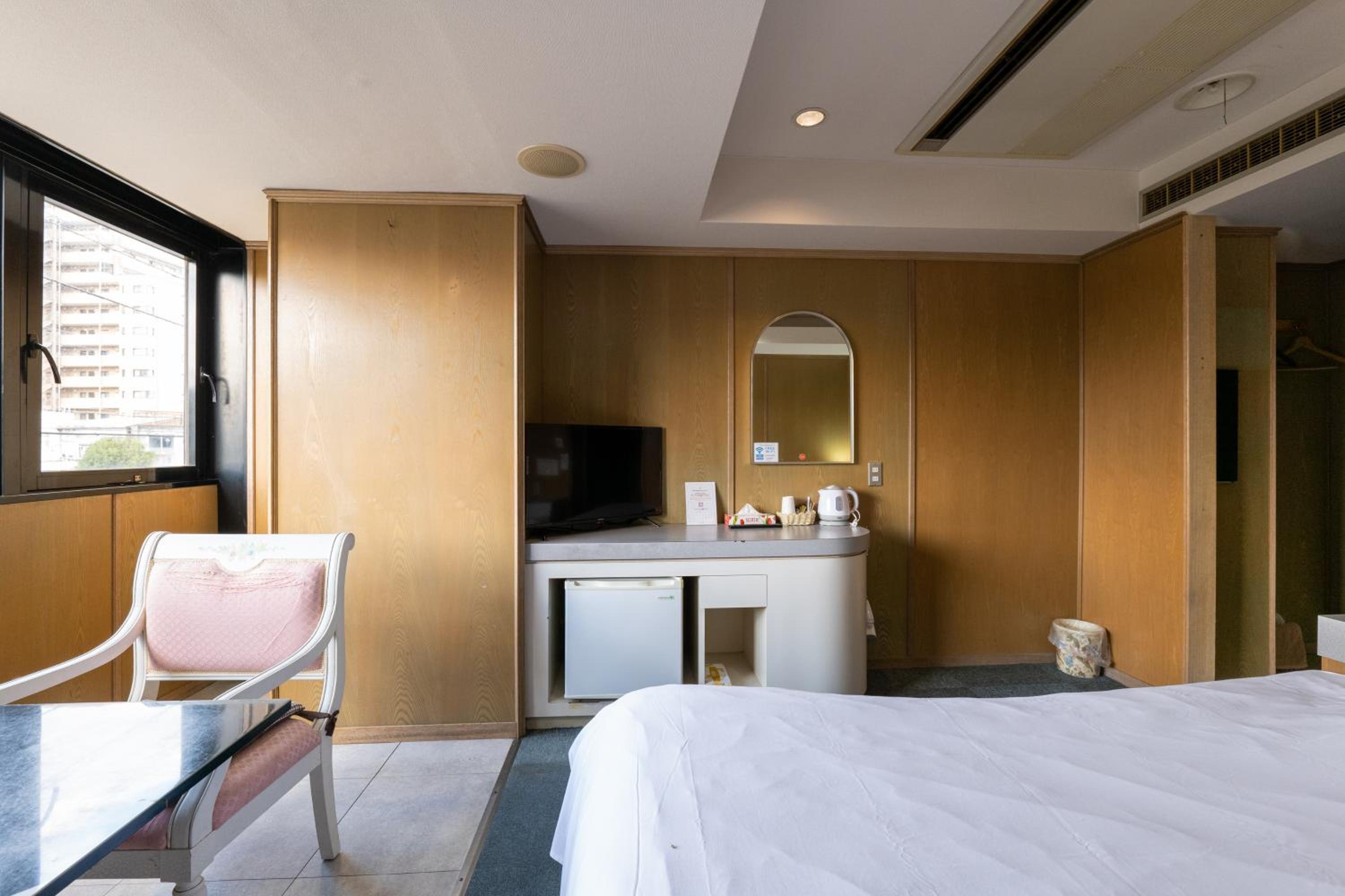 Deluxe Double Room with Bath - Smoking - Photo 8
