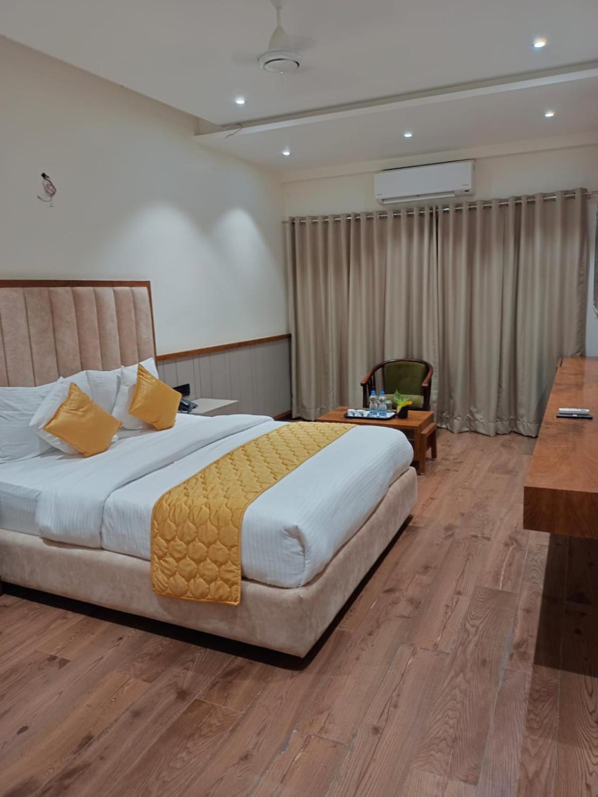 Standard King Room photo 3