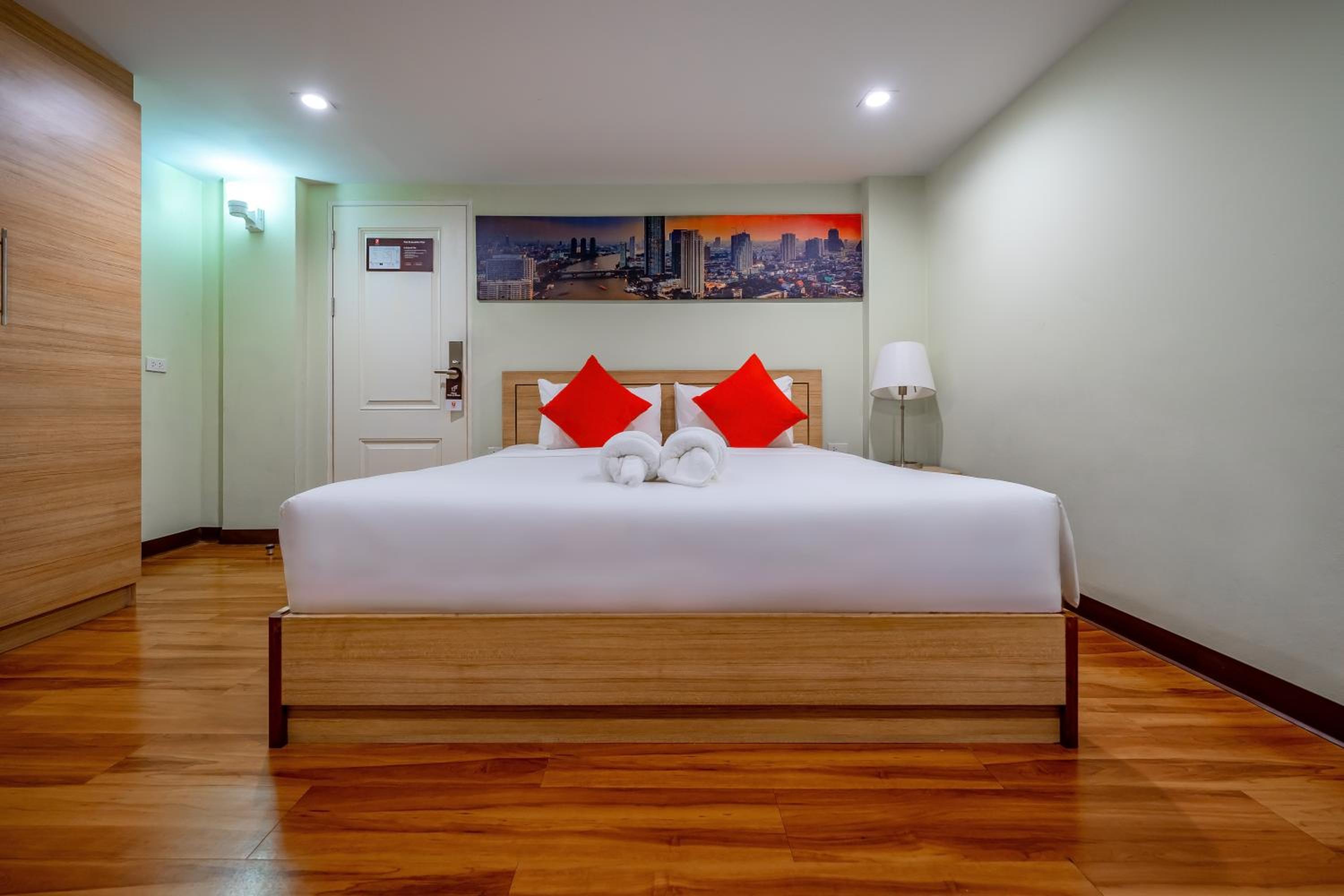 Standard Double Room - no window photo 2