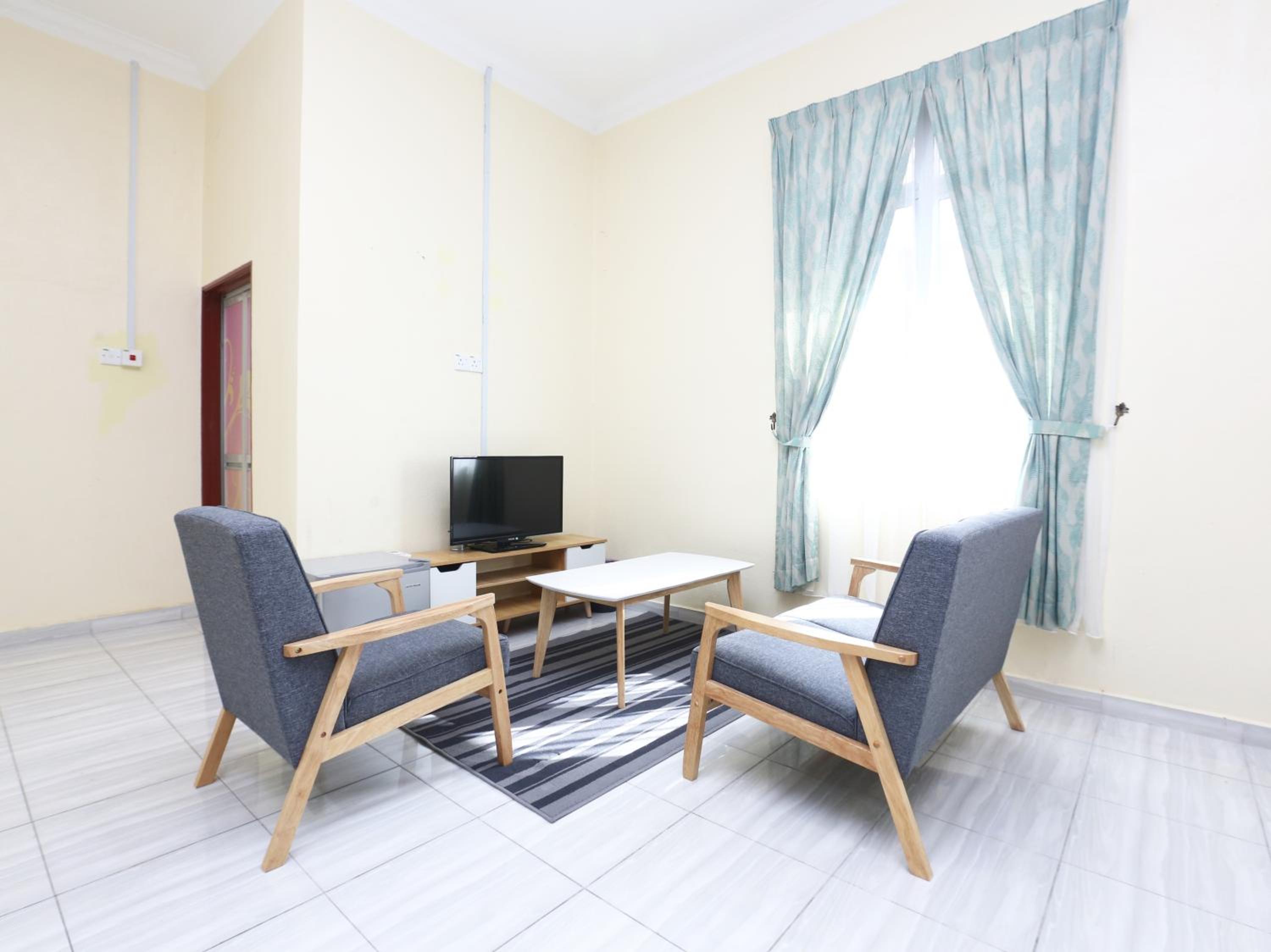Superior Family Room - Photo 2