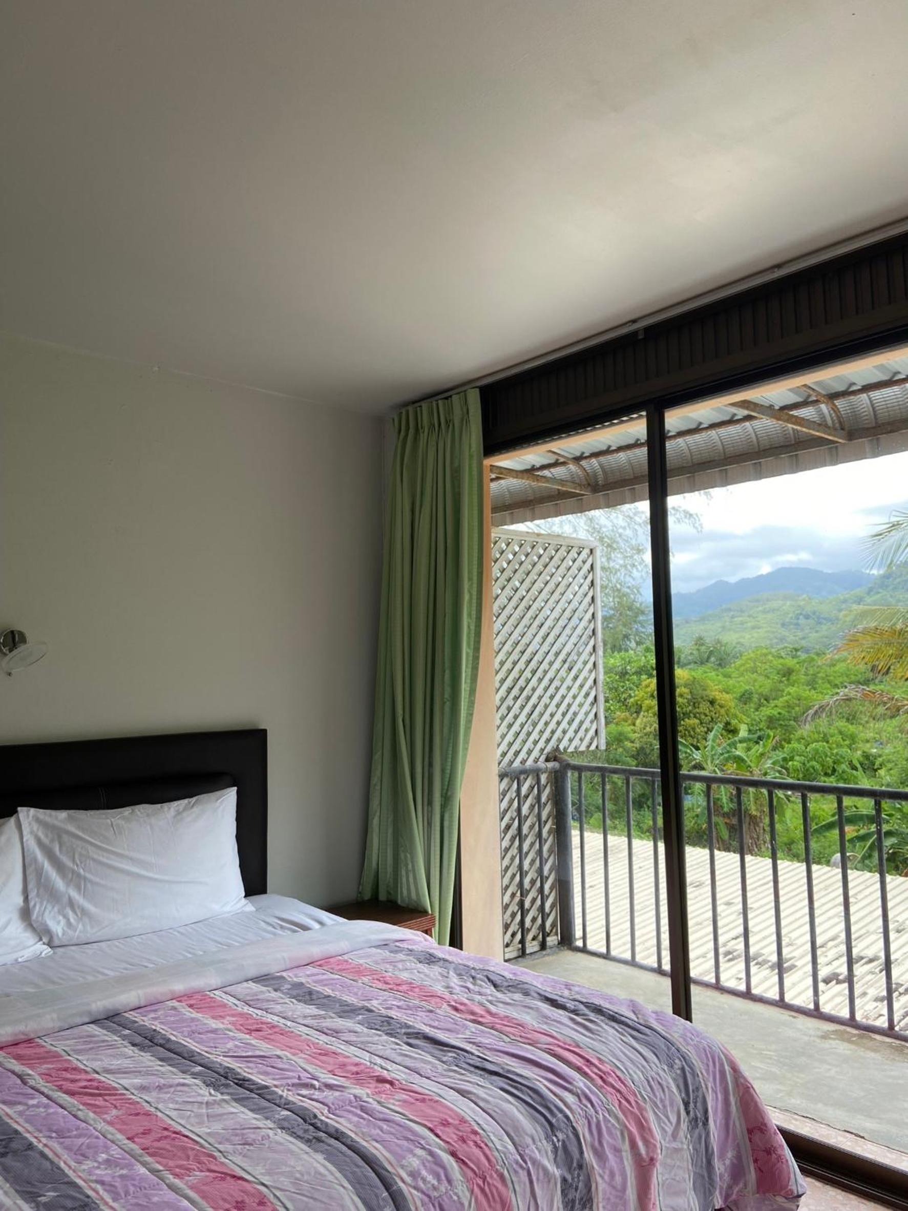 Queen Room with Balcony - Photo 8