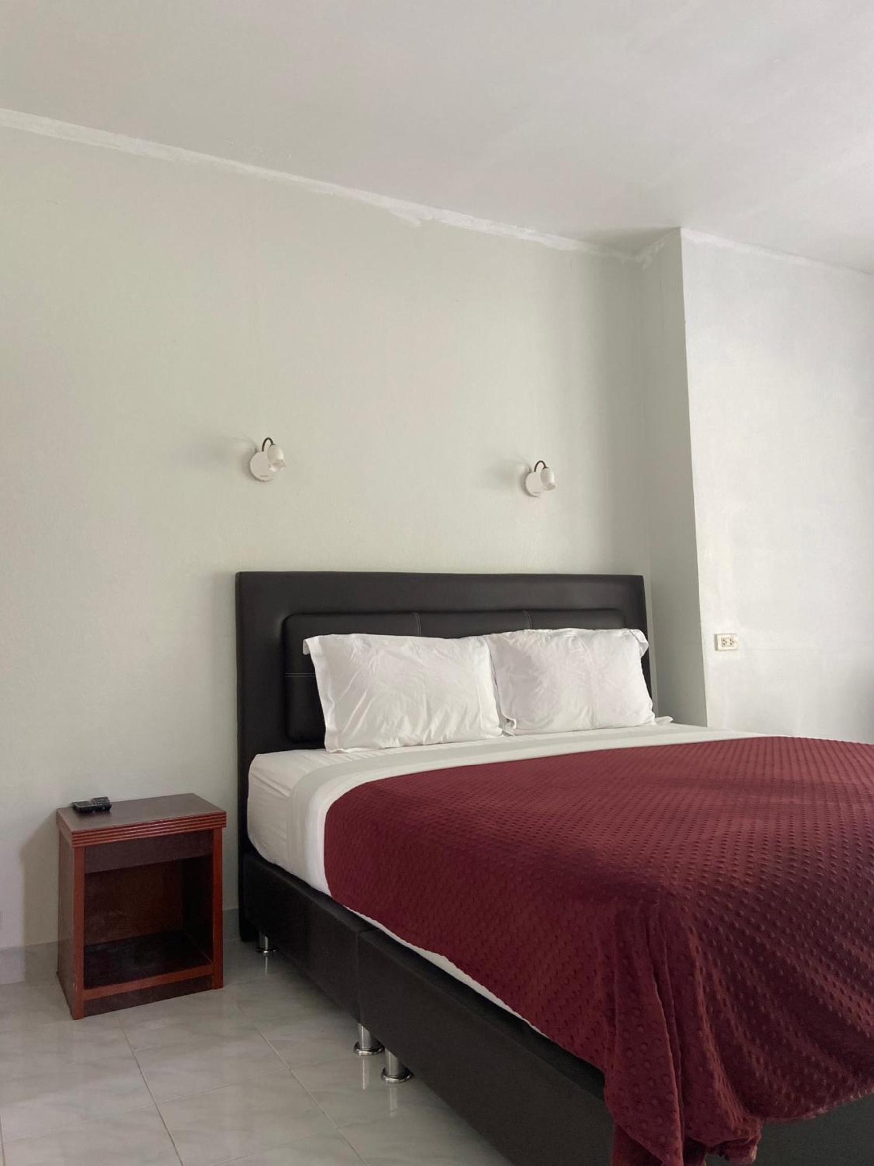 Queen Room with Balcony - Photo 7