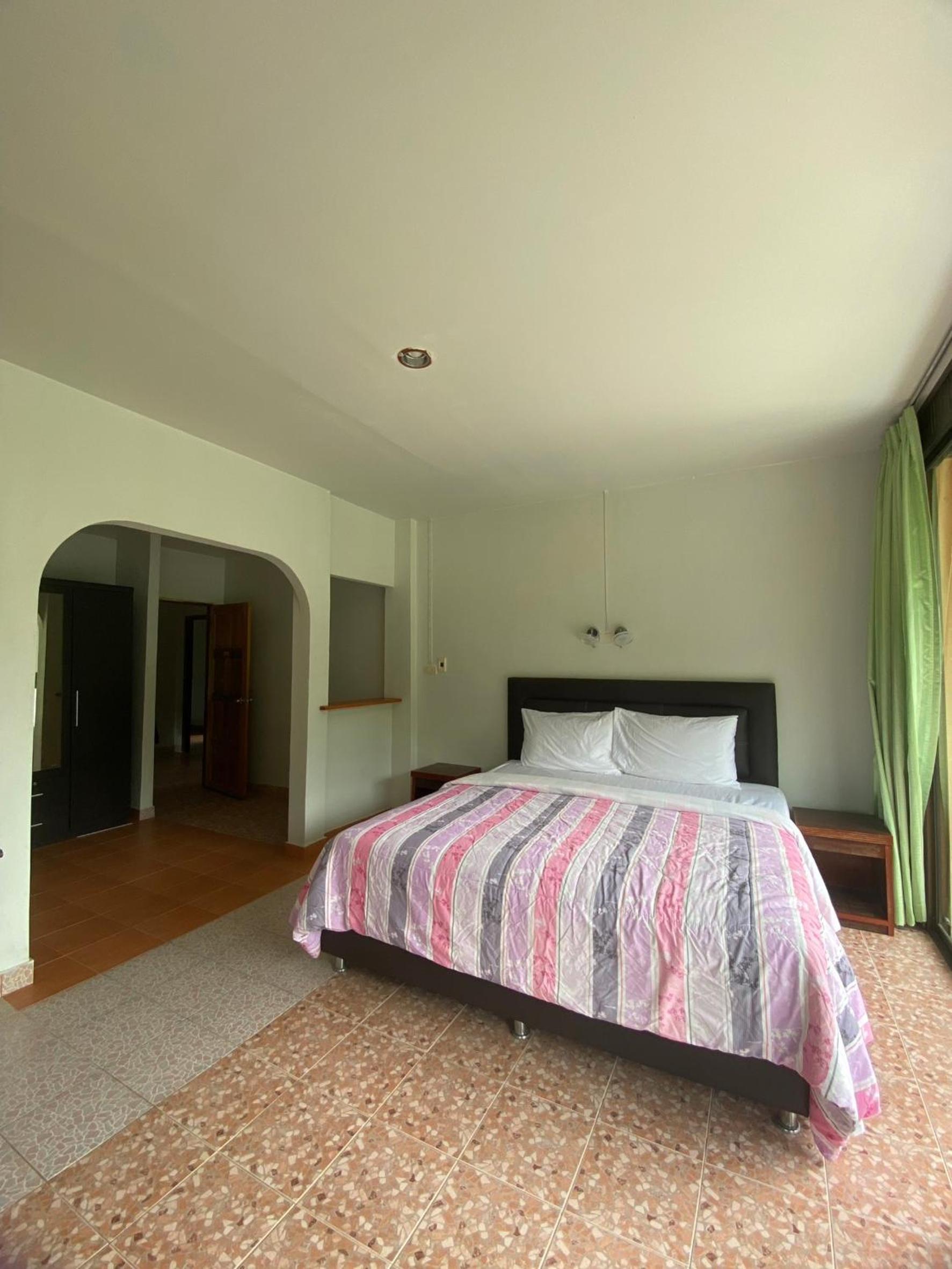 Queen Room with Balcony - Photo 10