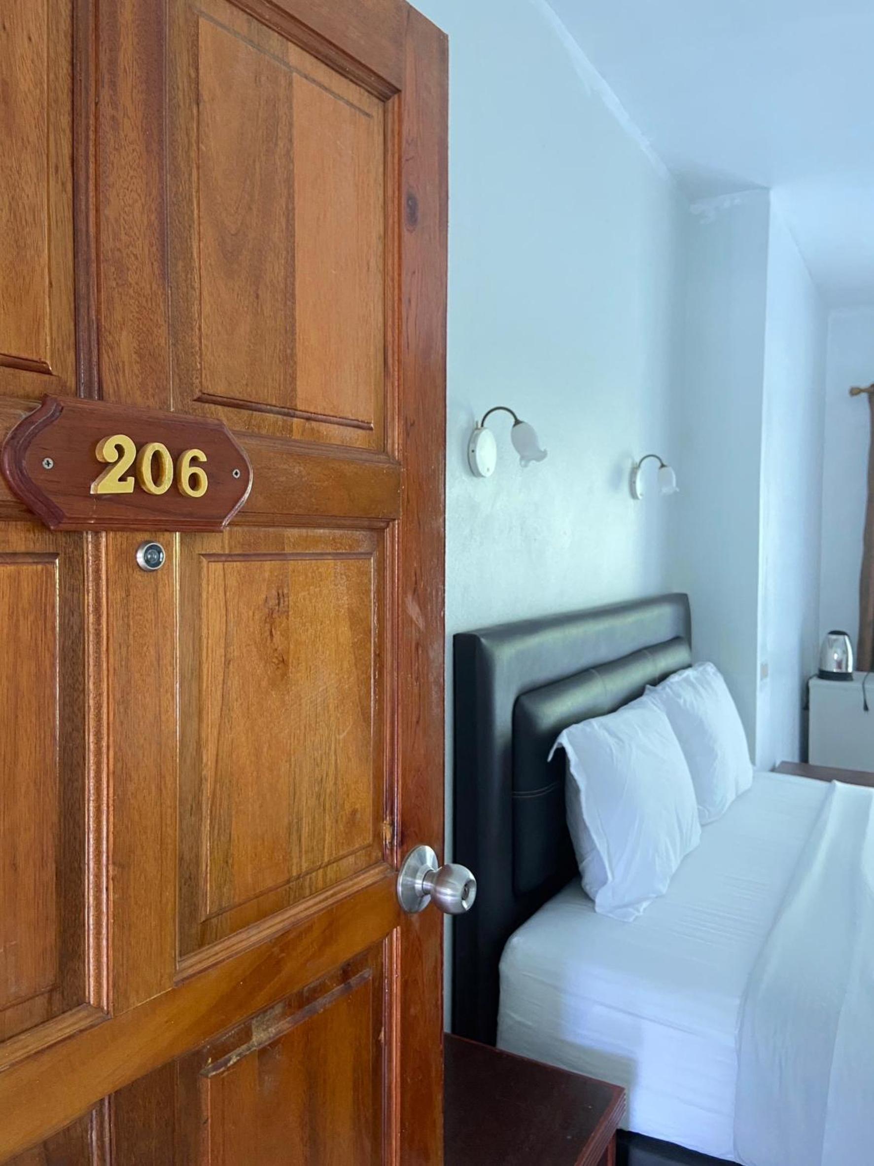 Queen Room with Balcony - Photo 6