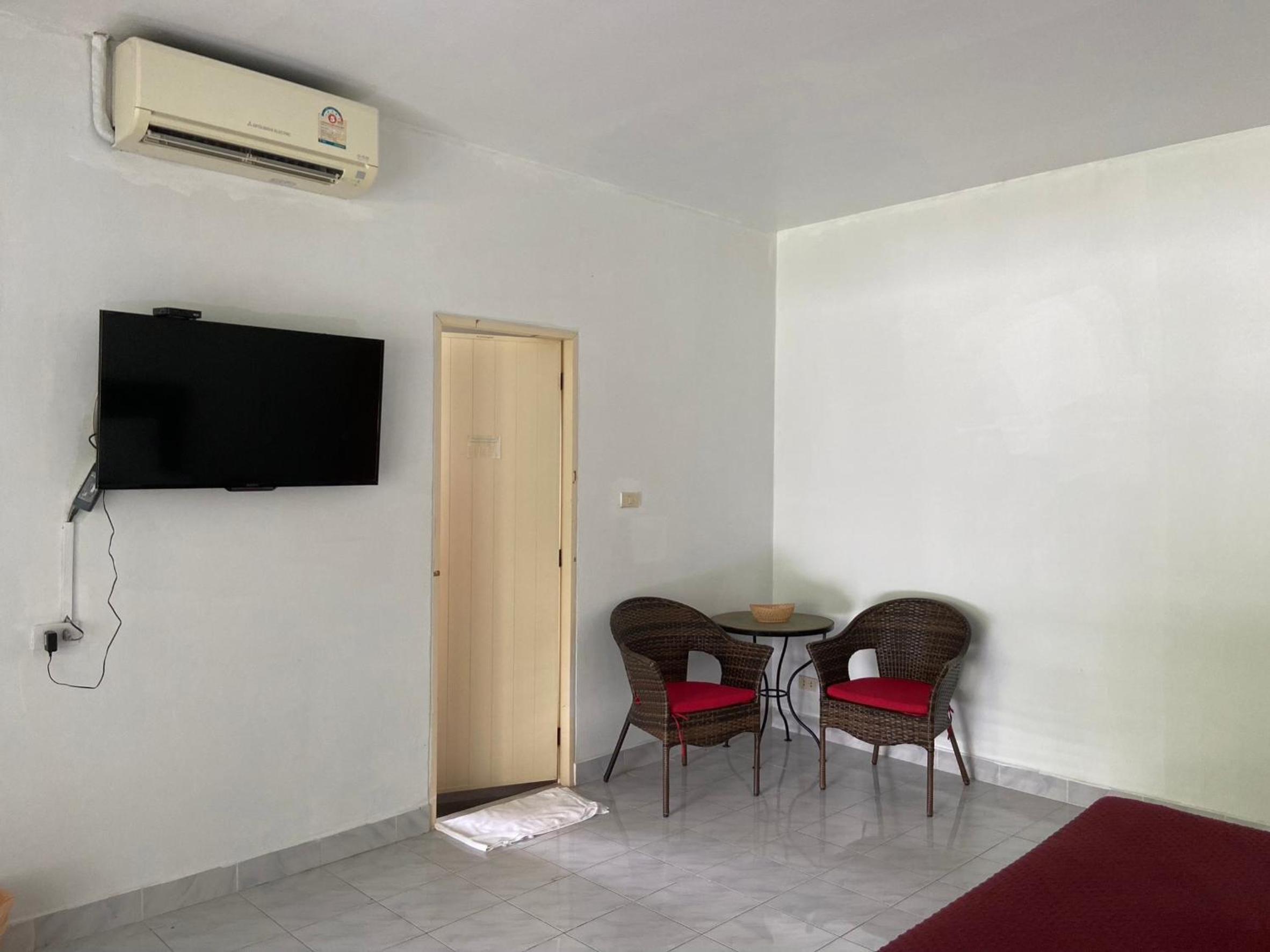 Queen Room with Balcony - Photo 5