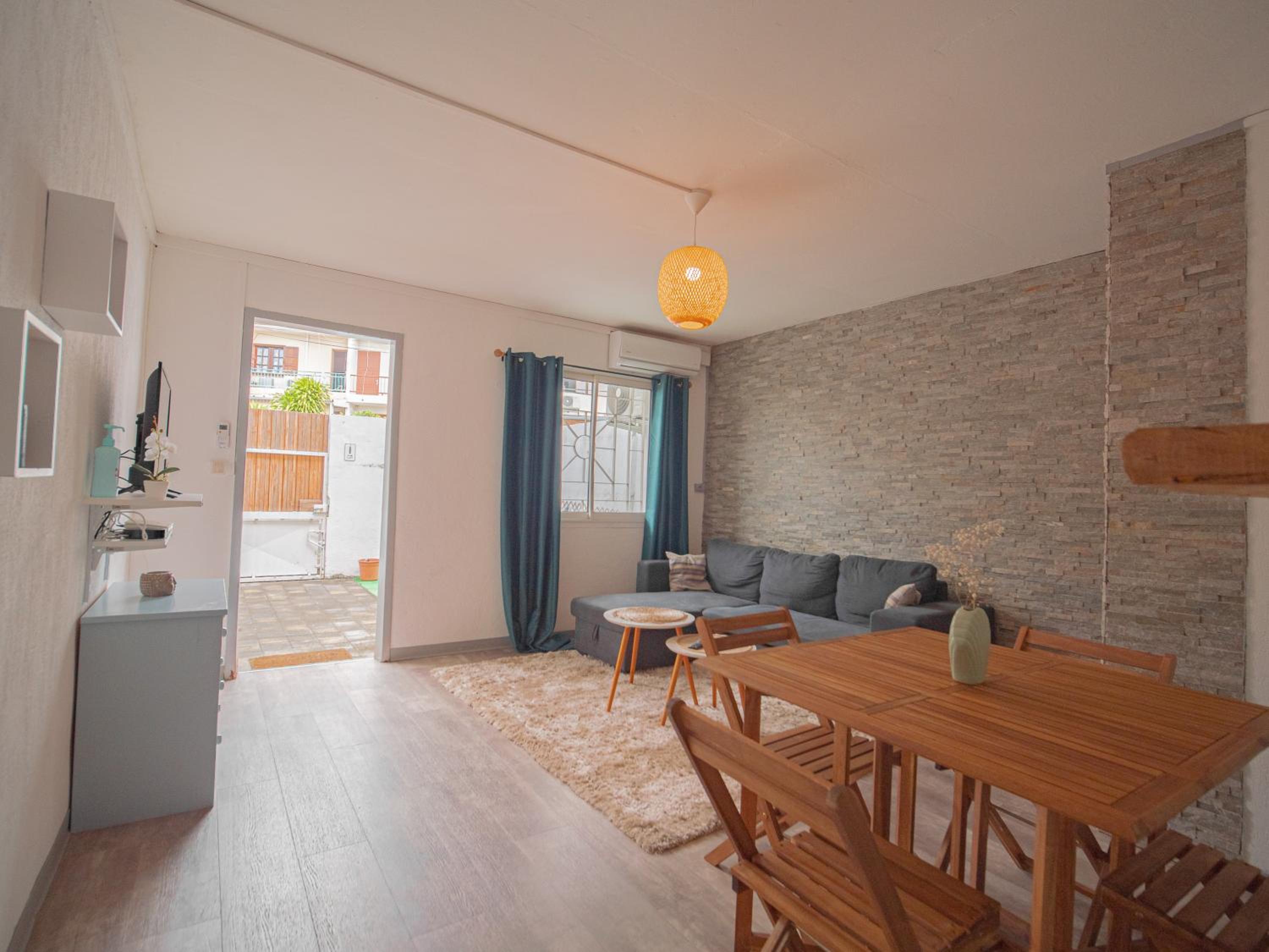 One-Bedroom House photo 1