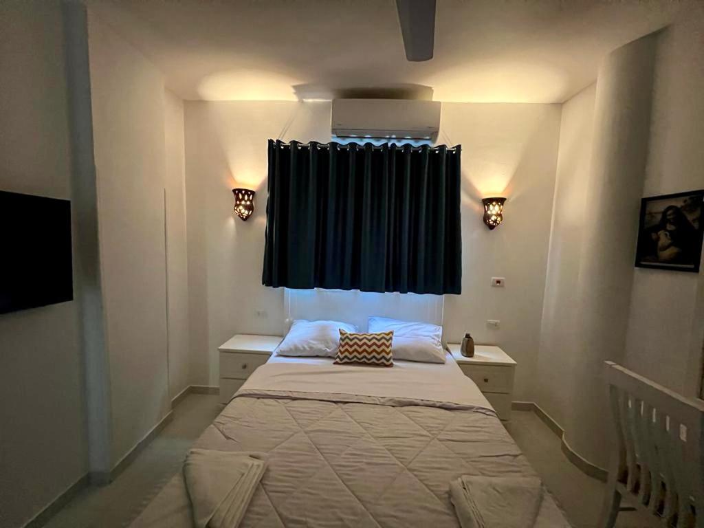 Queen Room with Balcony - Photo 3