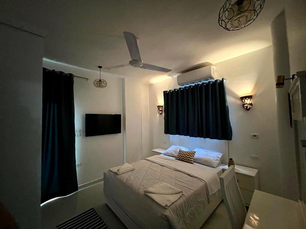 Queen Room with Balcony - Photo 4