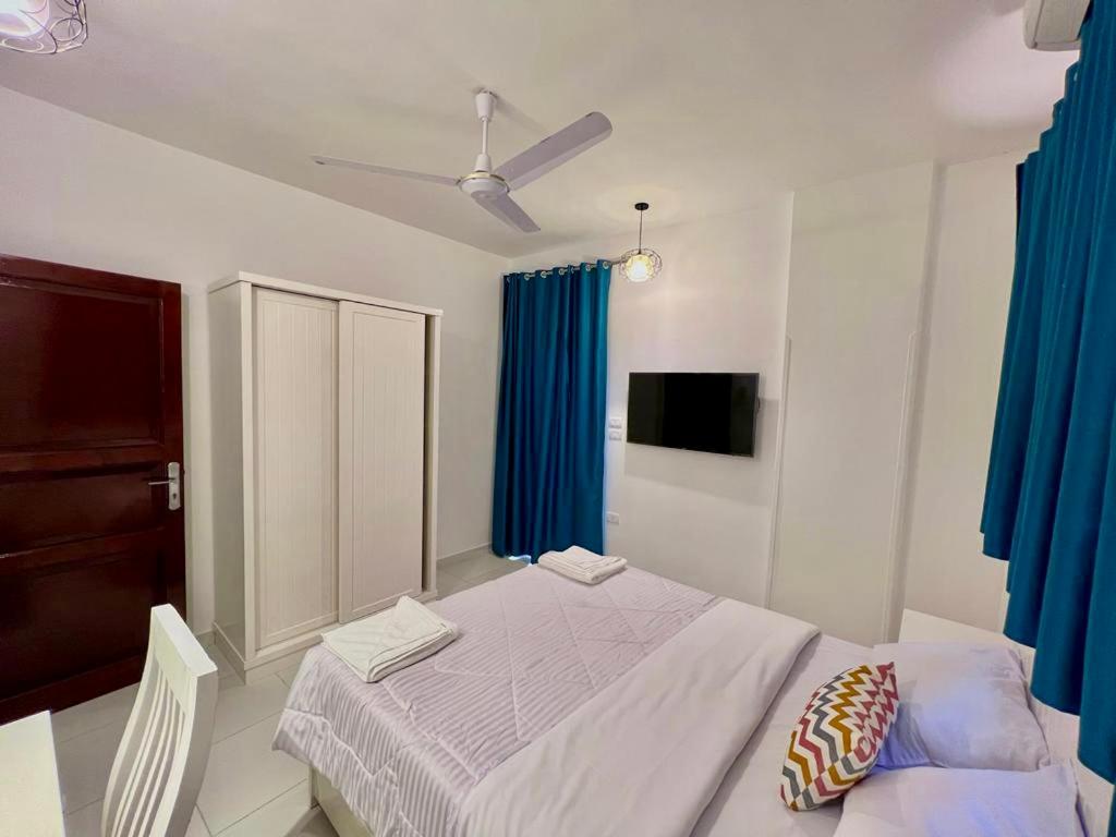 Queen Room with Balcony - Photo 6
