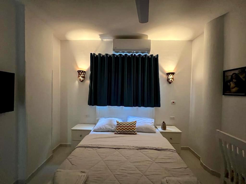 Queen Room with Balcony - Photo 7