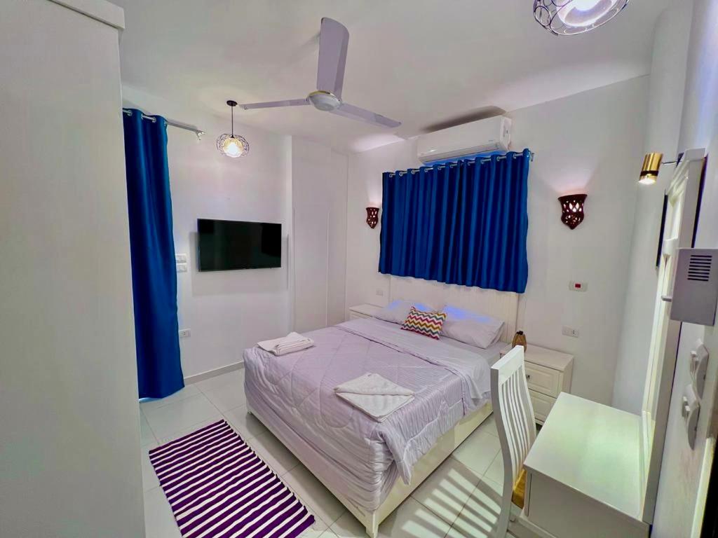 Queen Room with Balcony - Photo 2