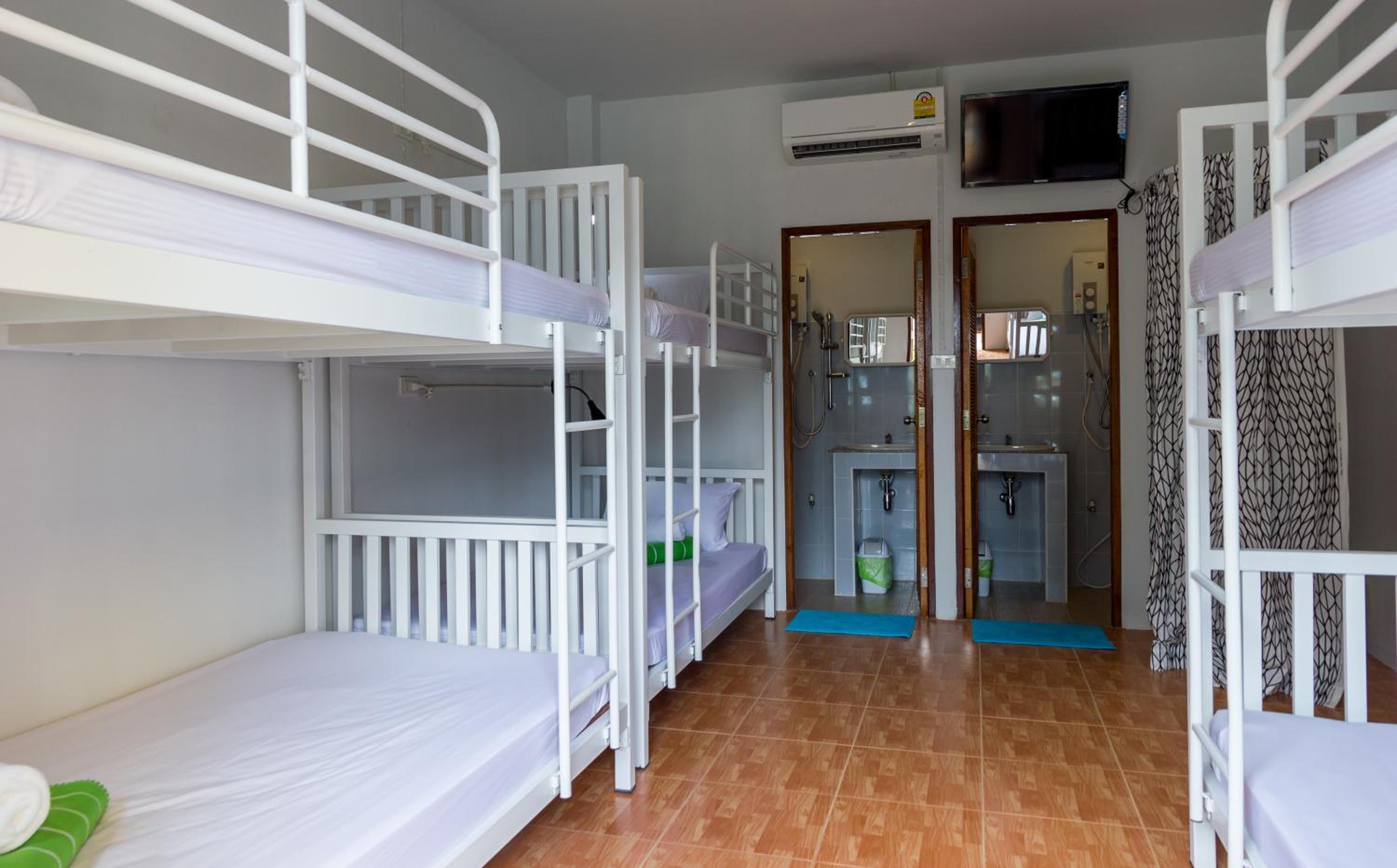 6-Bed Mixed Dormitory Room photo 3
