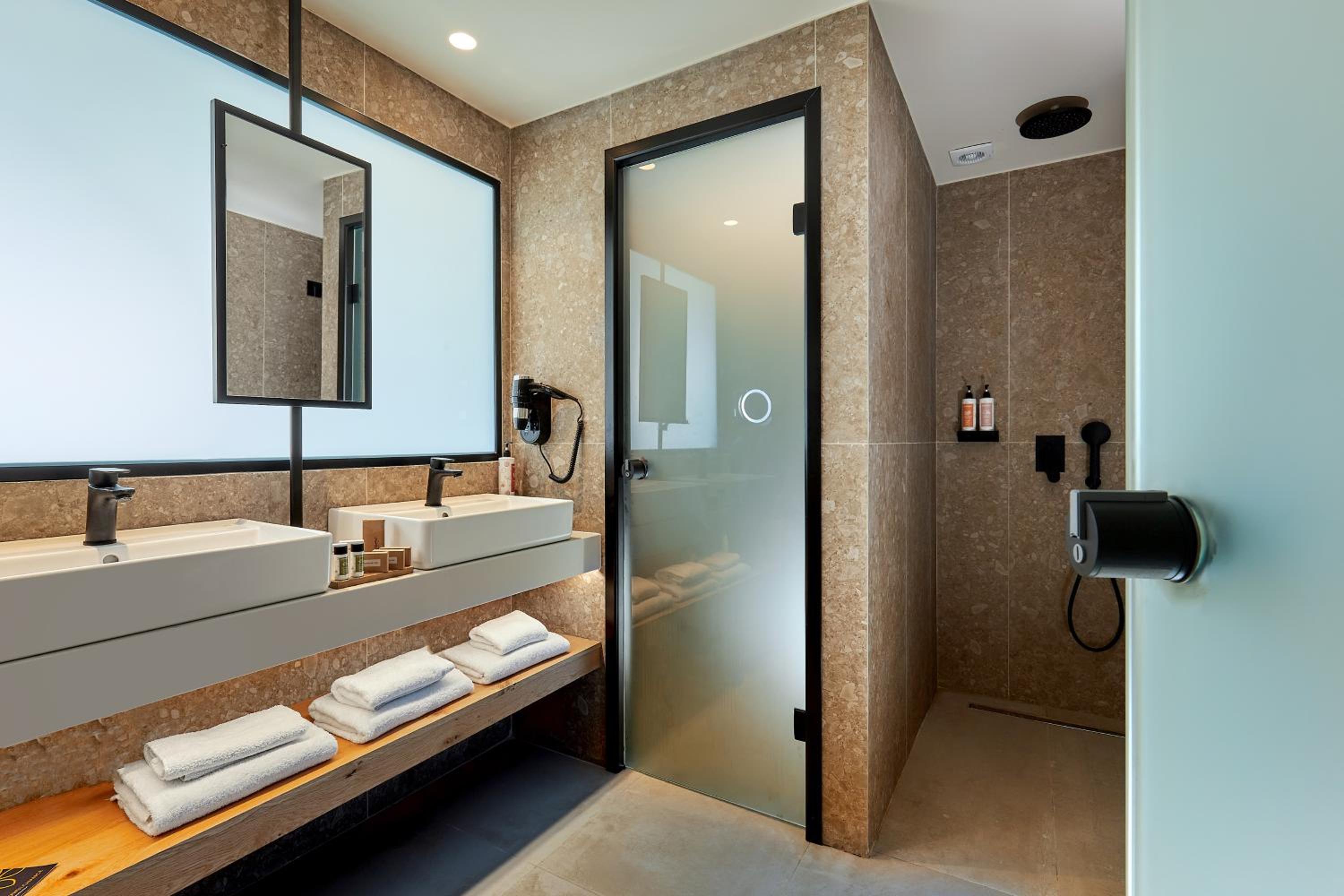 Premium Double Room thumbnail 6