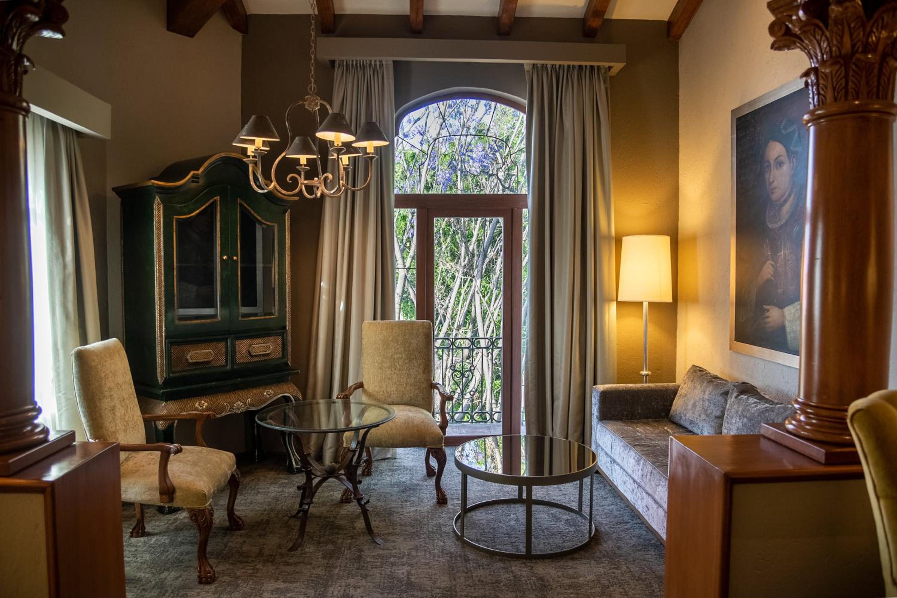 Grand Class King Suite - Photo 15