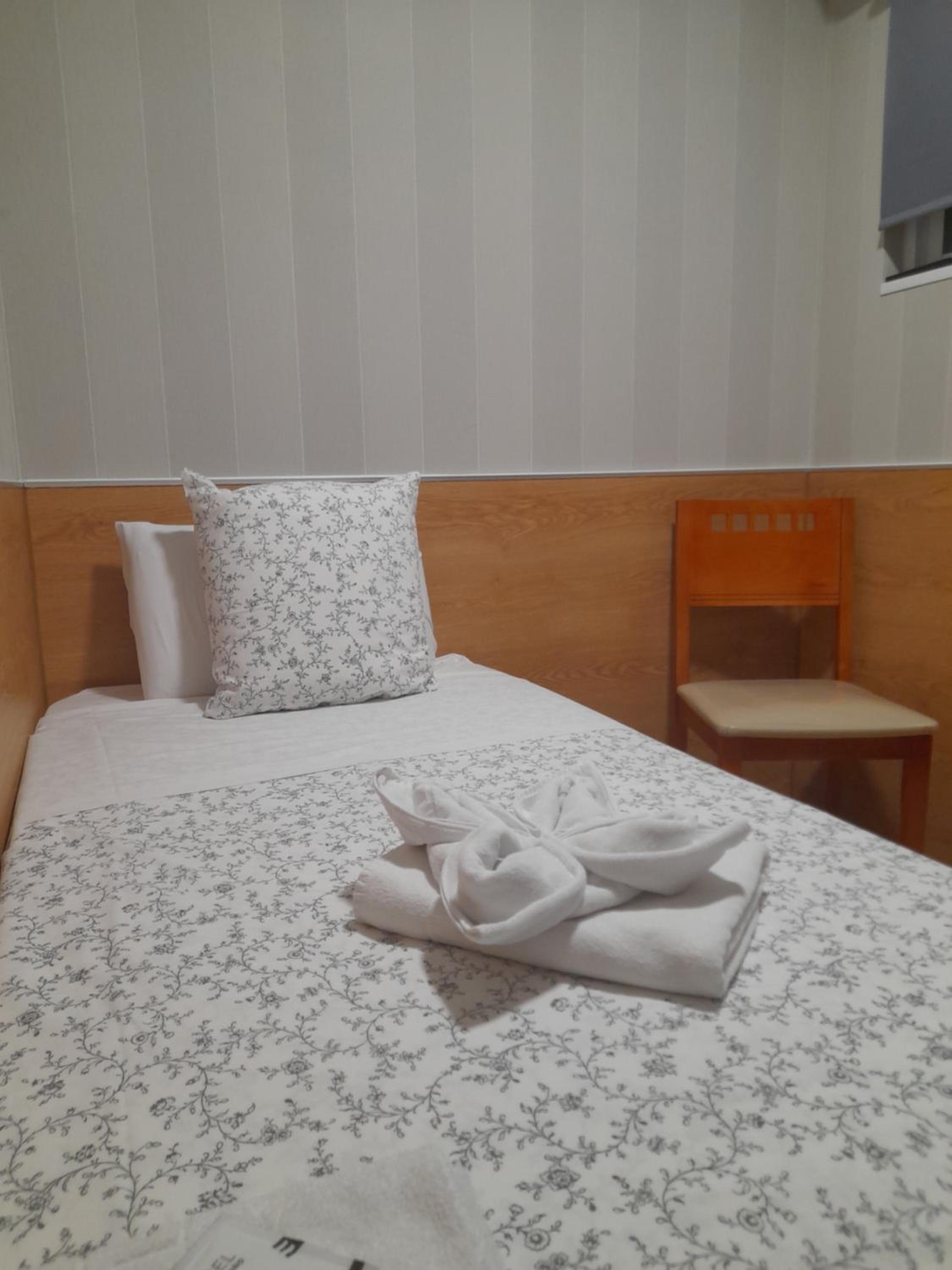 Budget Single Room with Shared Bathroom photo 3