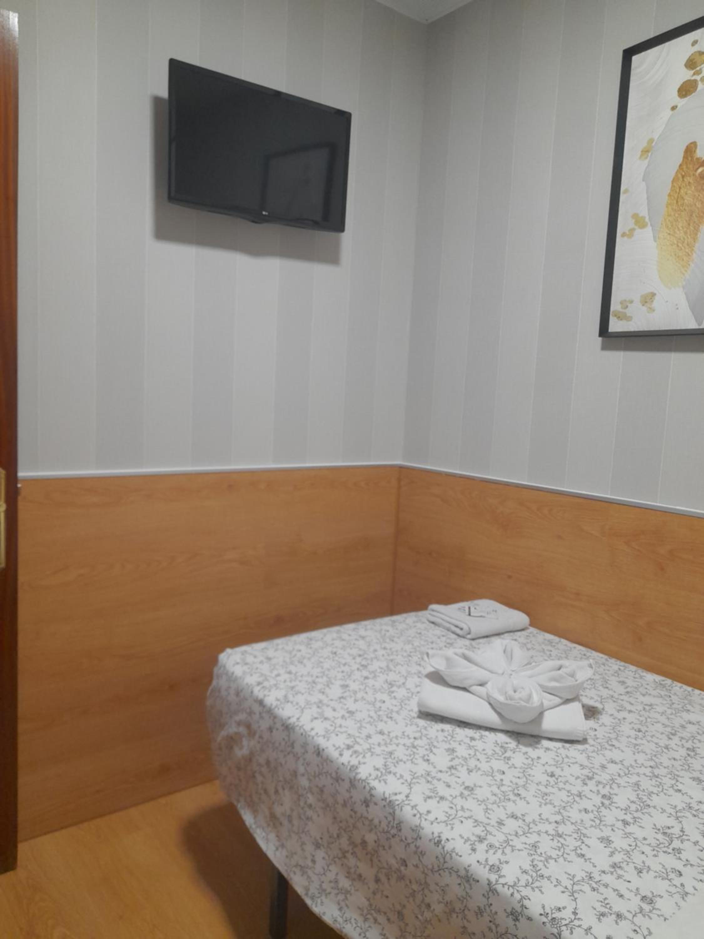 Budget Single Room with Shared Bathroom photo 2
