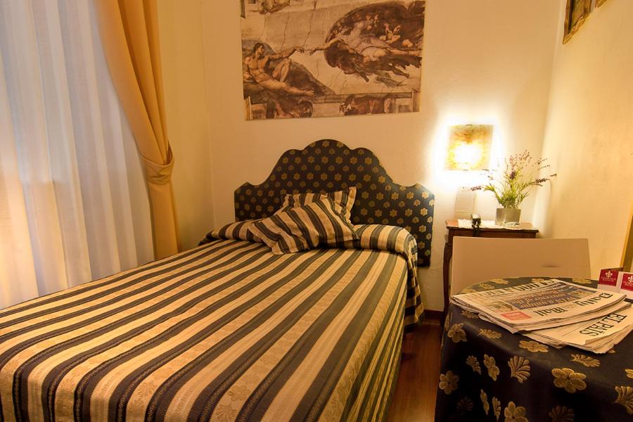 Single Room with Private External Bathroom photo 1