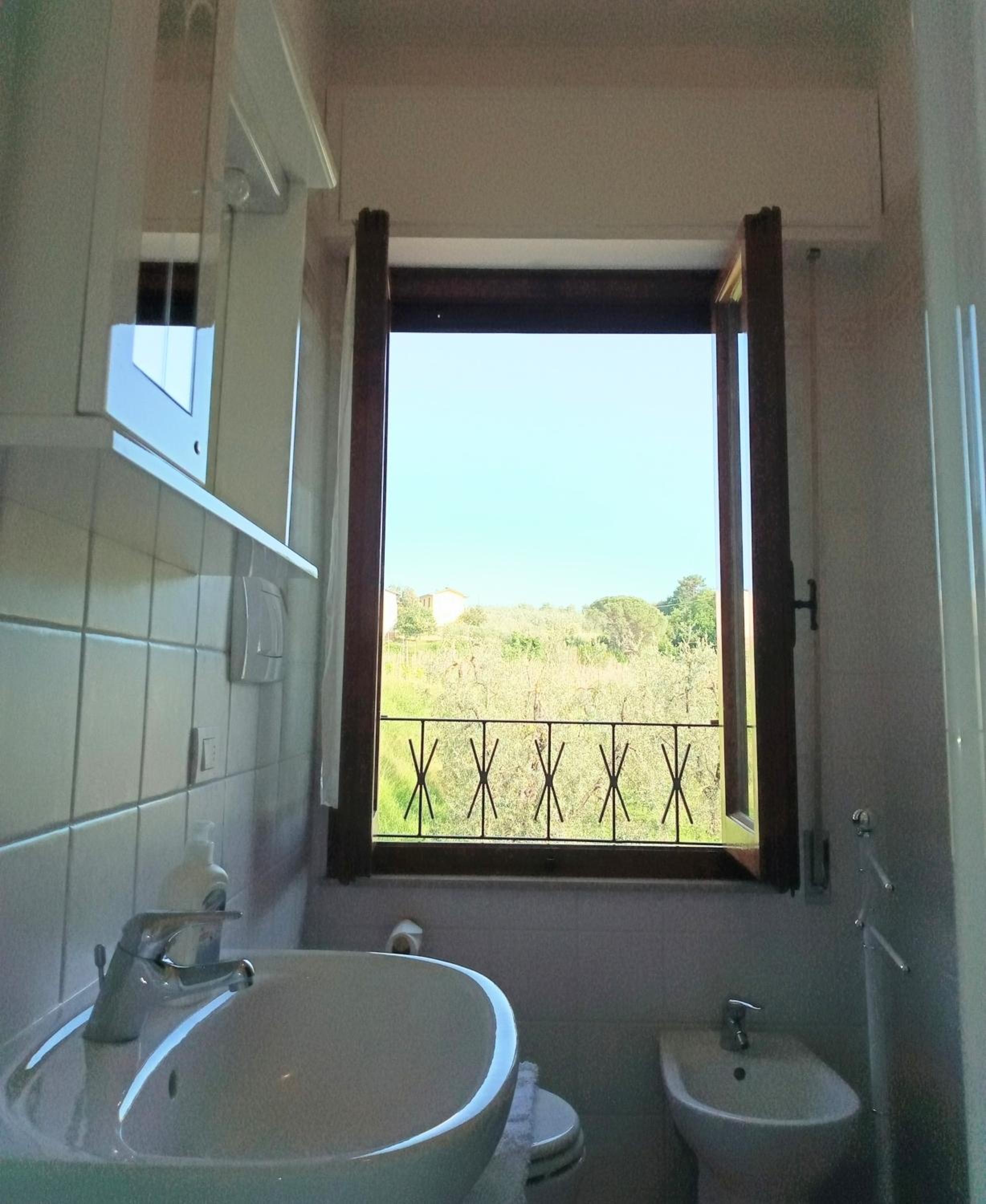 Twin Room with Private Bathroom - Photo 9