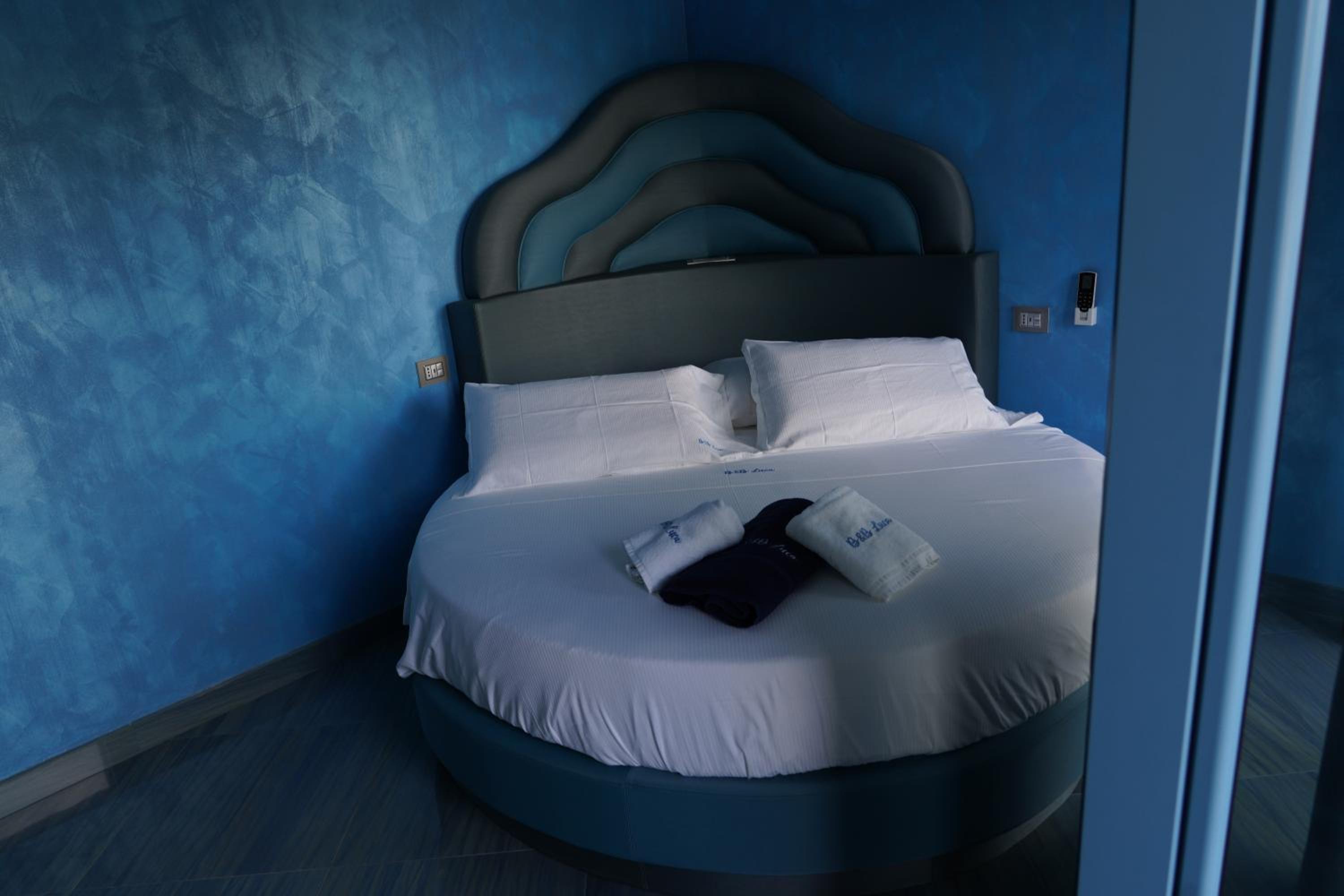 Deluxe Double Room with Balcony and Sea View photo 3
