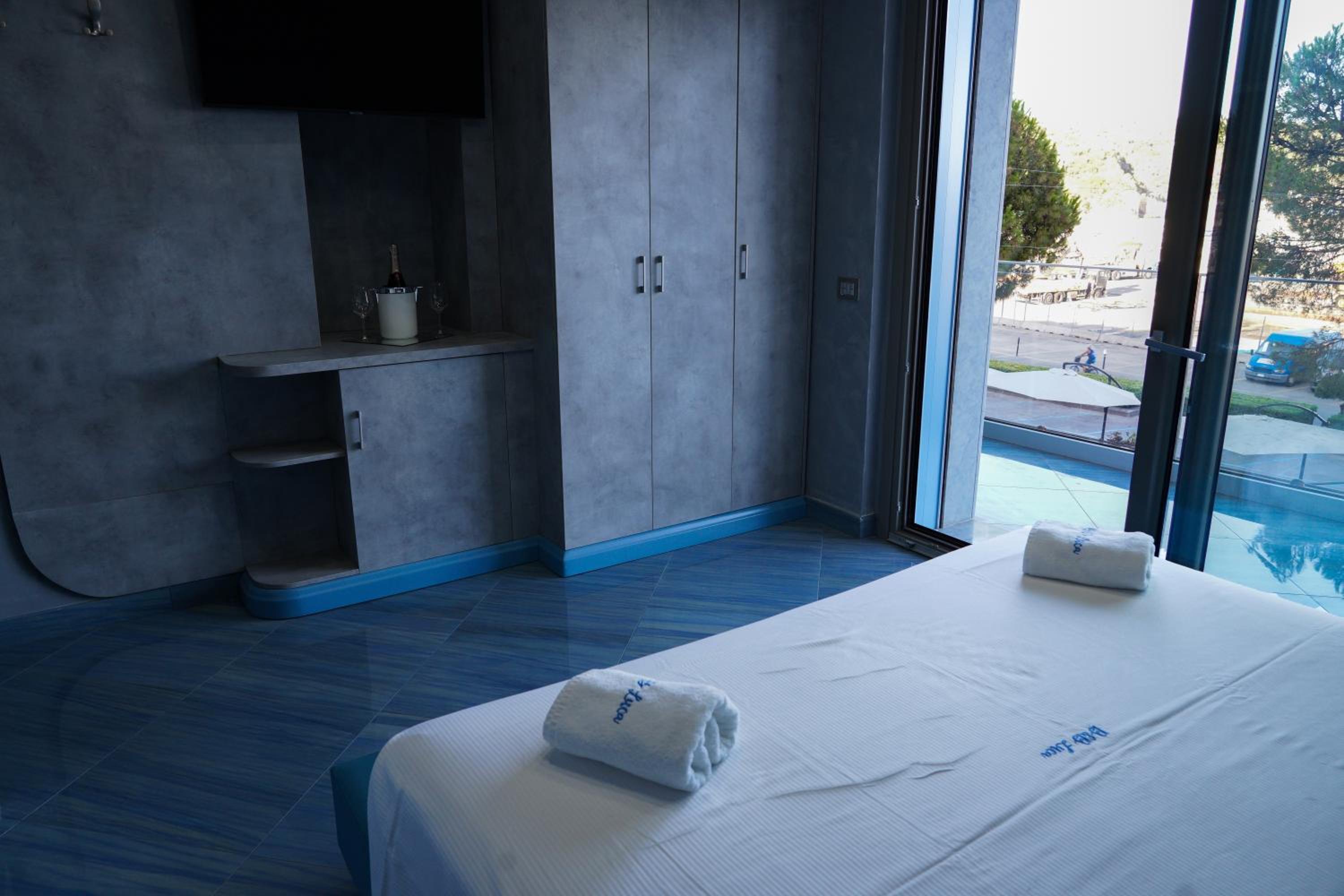 Deluxe Double Room with Balcony and Sea View photo 3