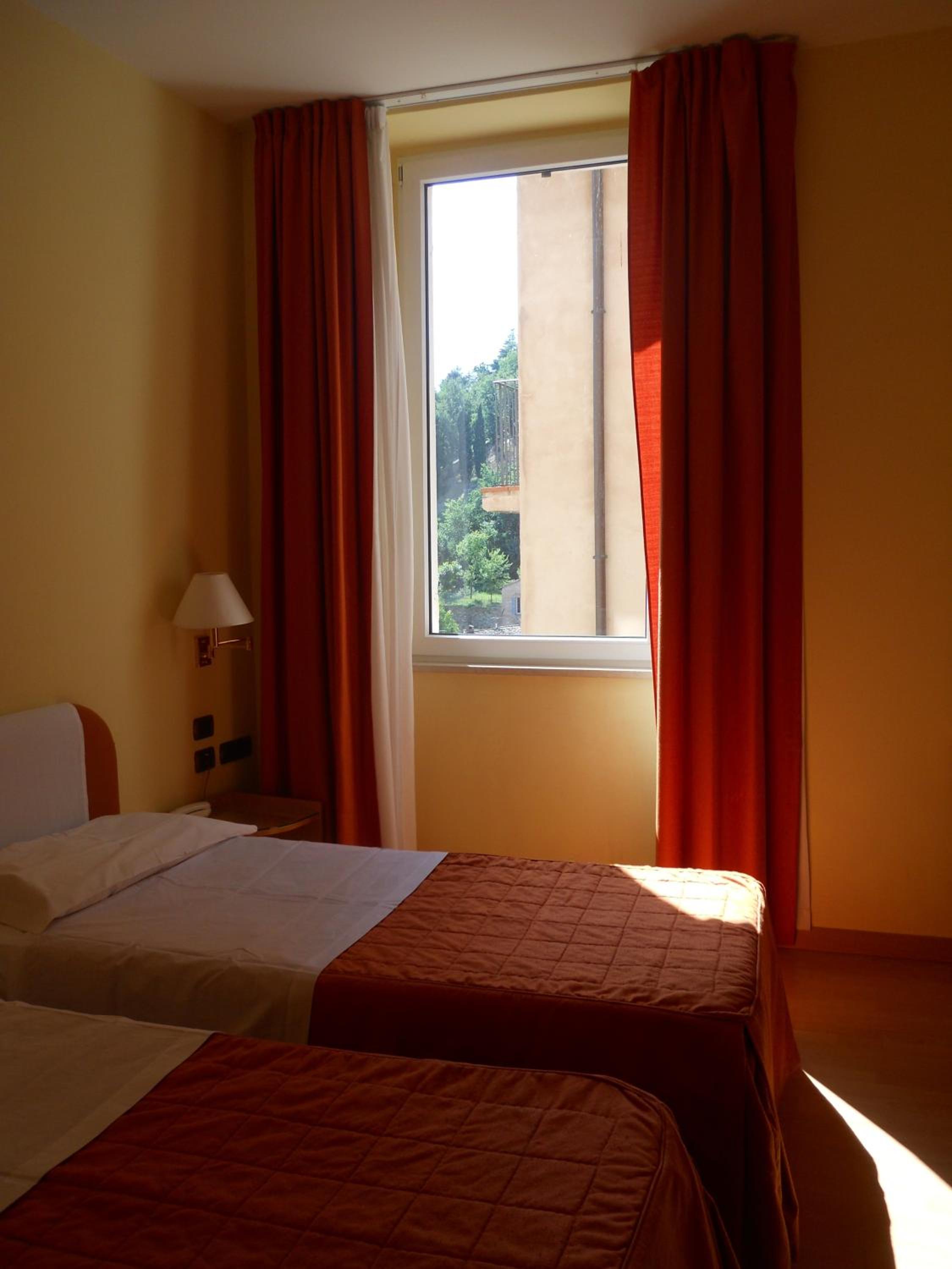Twin Room - Photo 2