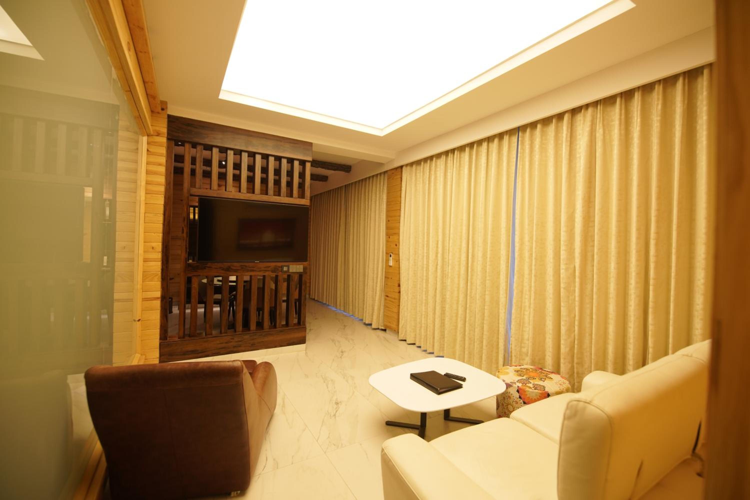 Queen Suite - Photo 21