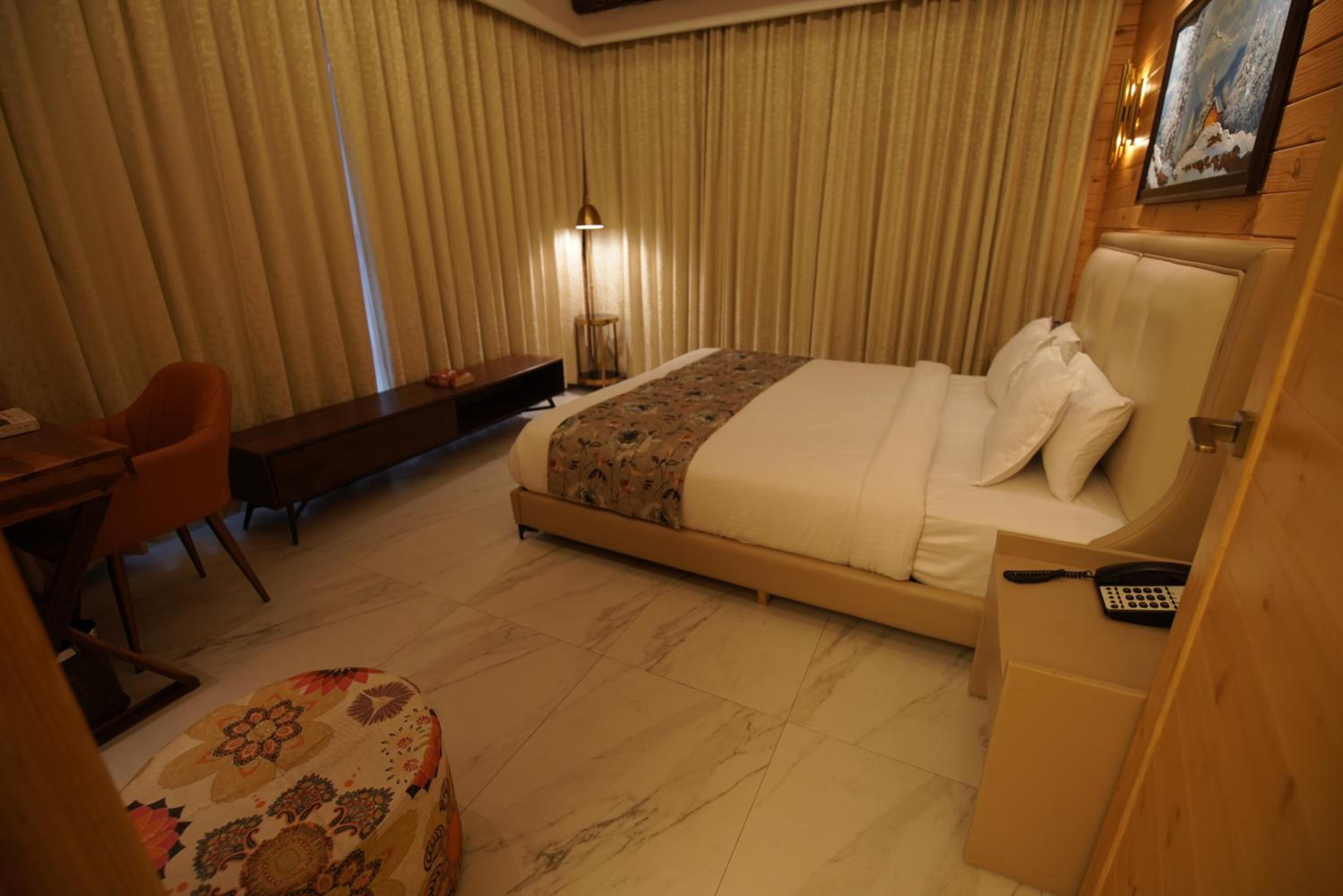 Queen Suite - Photo 20