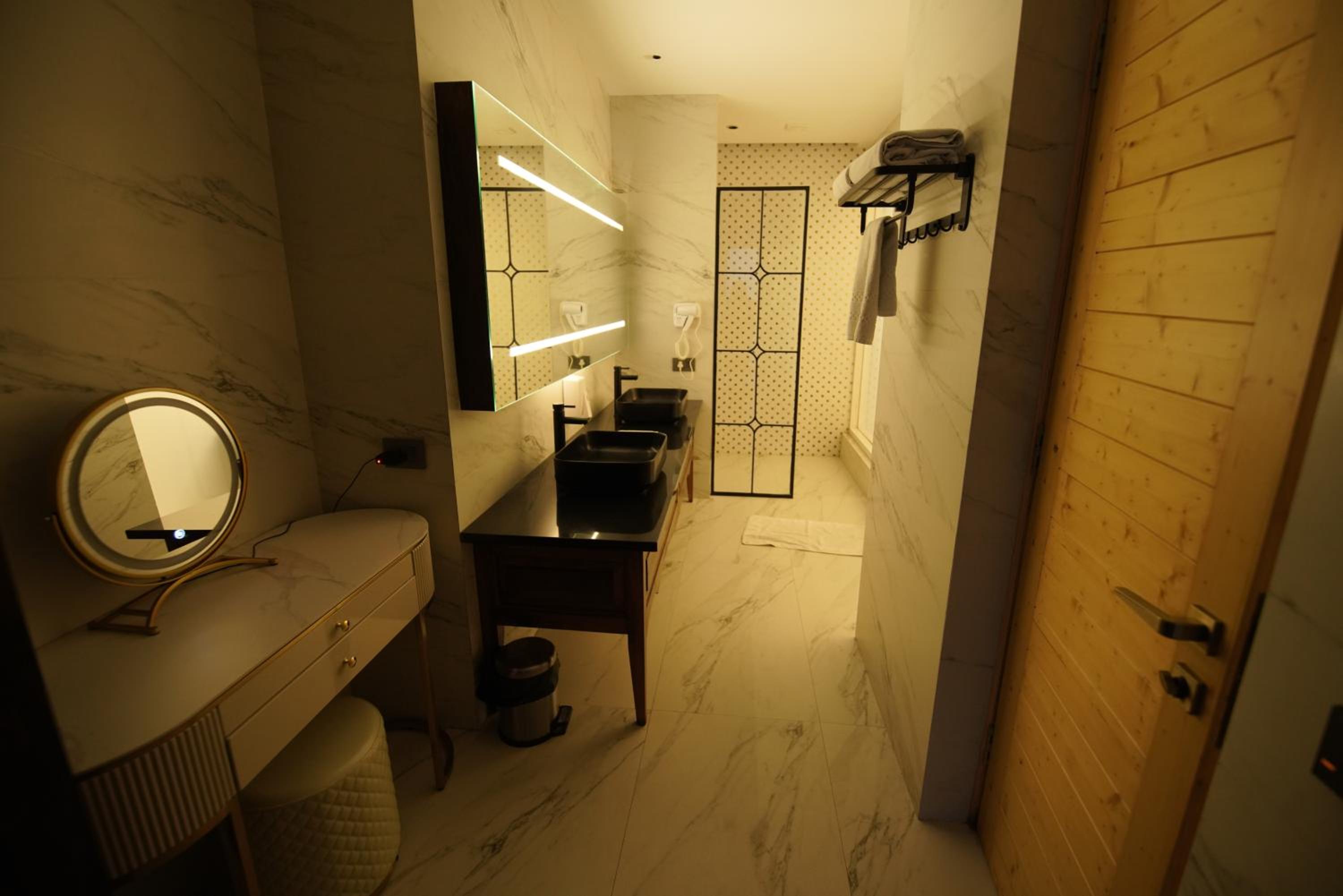 Queen Suite - Photo 17