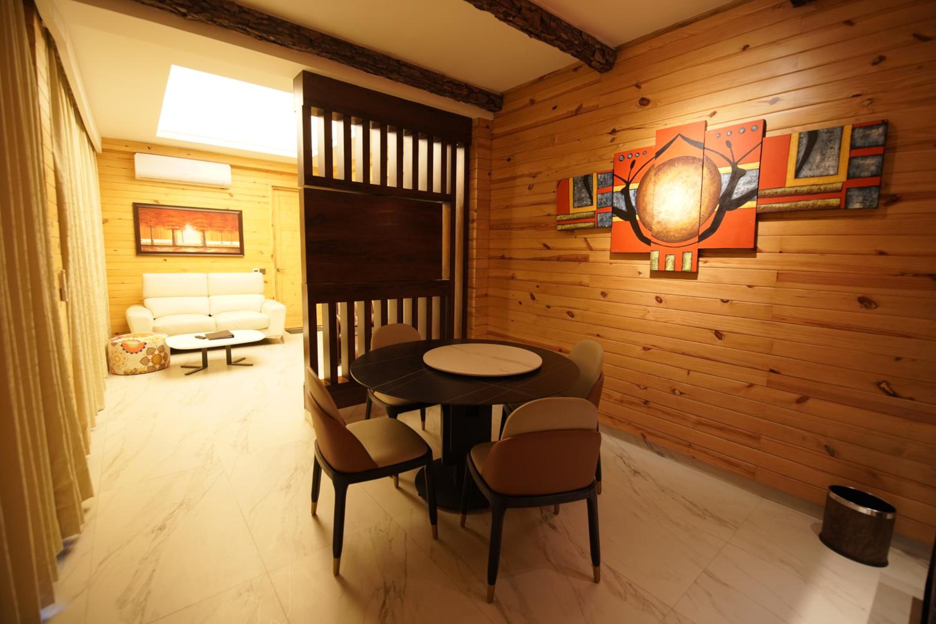 Queen Suite - Photo 16