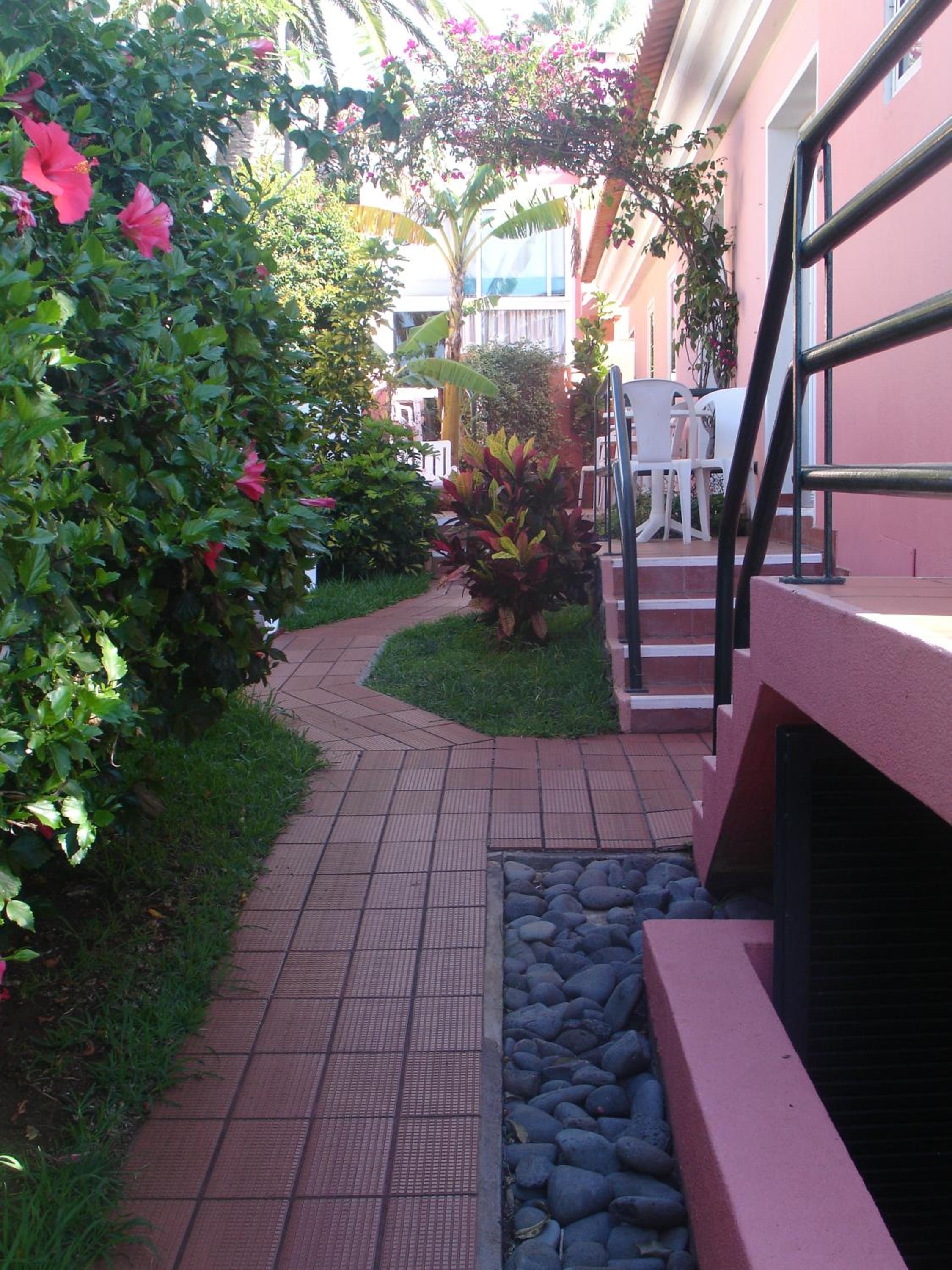 Standard Twin Room with Garden View - Photo 3