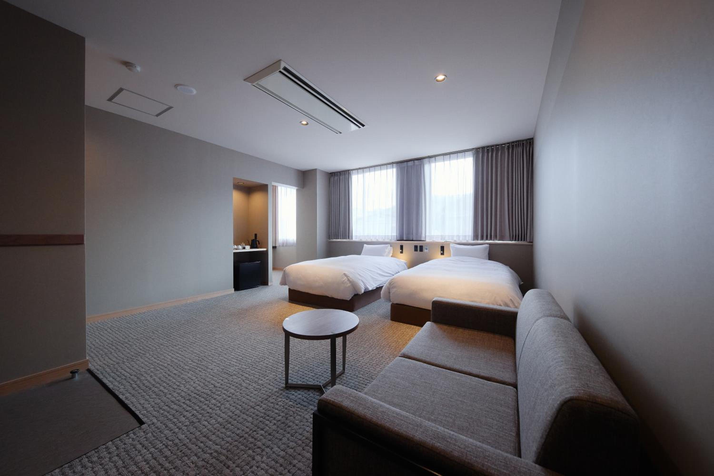 Adult Only-Western Style Twin Room with Shared Bathroom - Photo 2