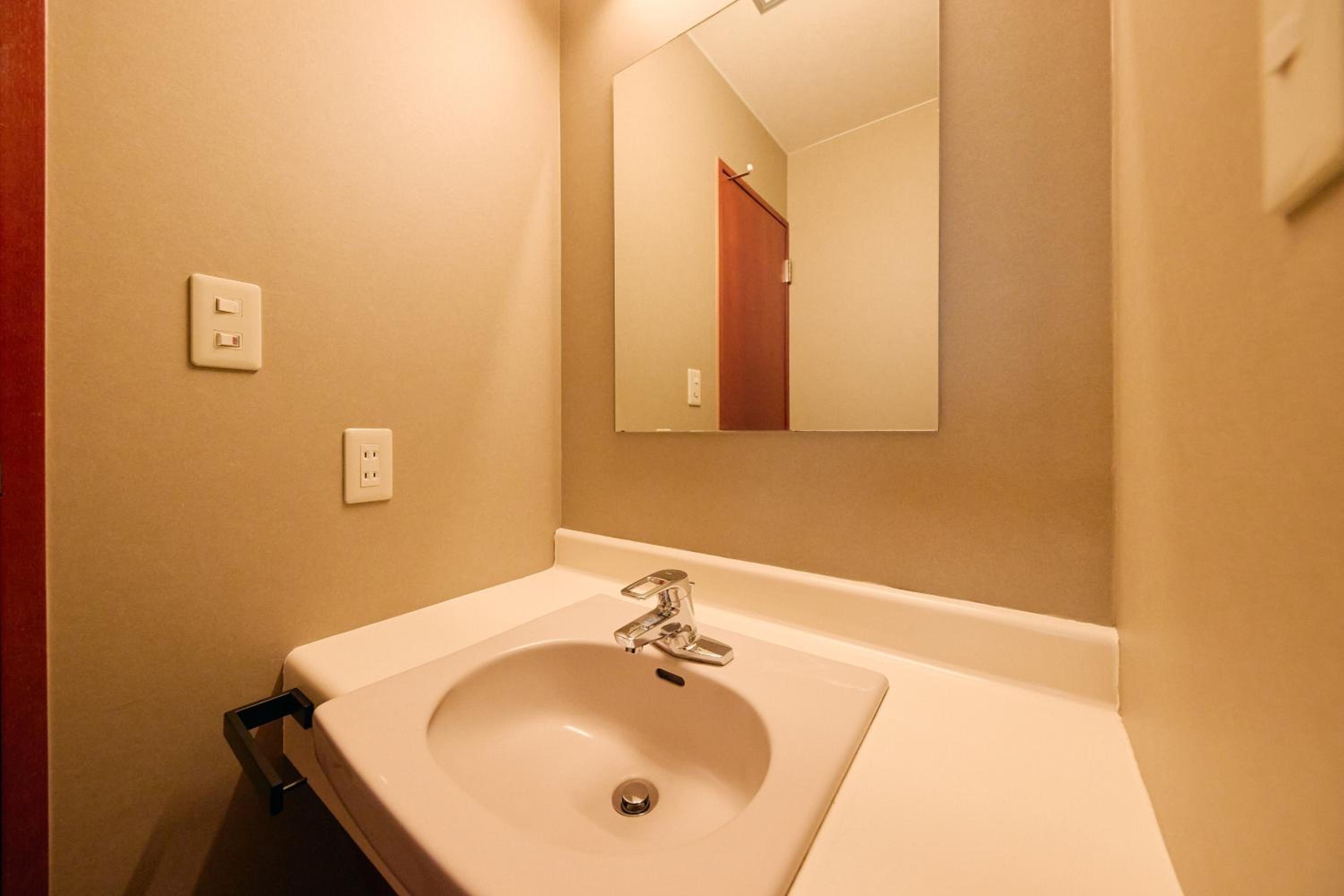 Adult Only-Japanese-Style Twin Room with 2 beds and Shared Bathroom - Photo 2