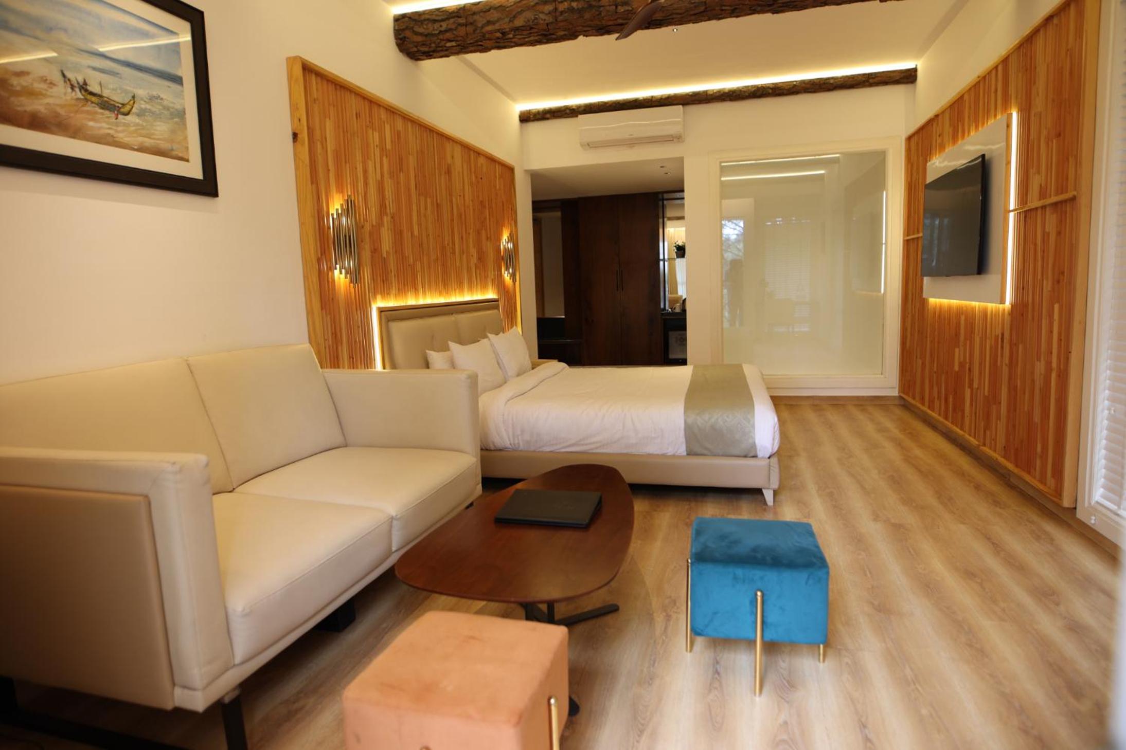 Deluxe King Room - Photo 17