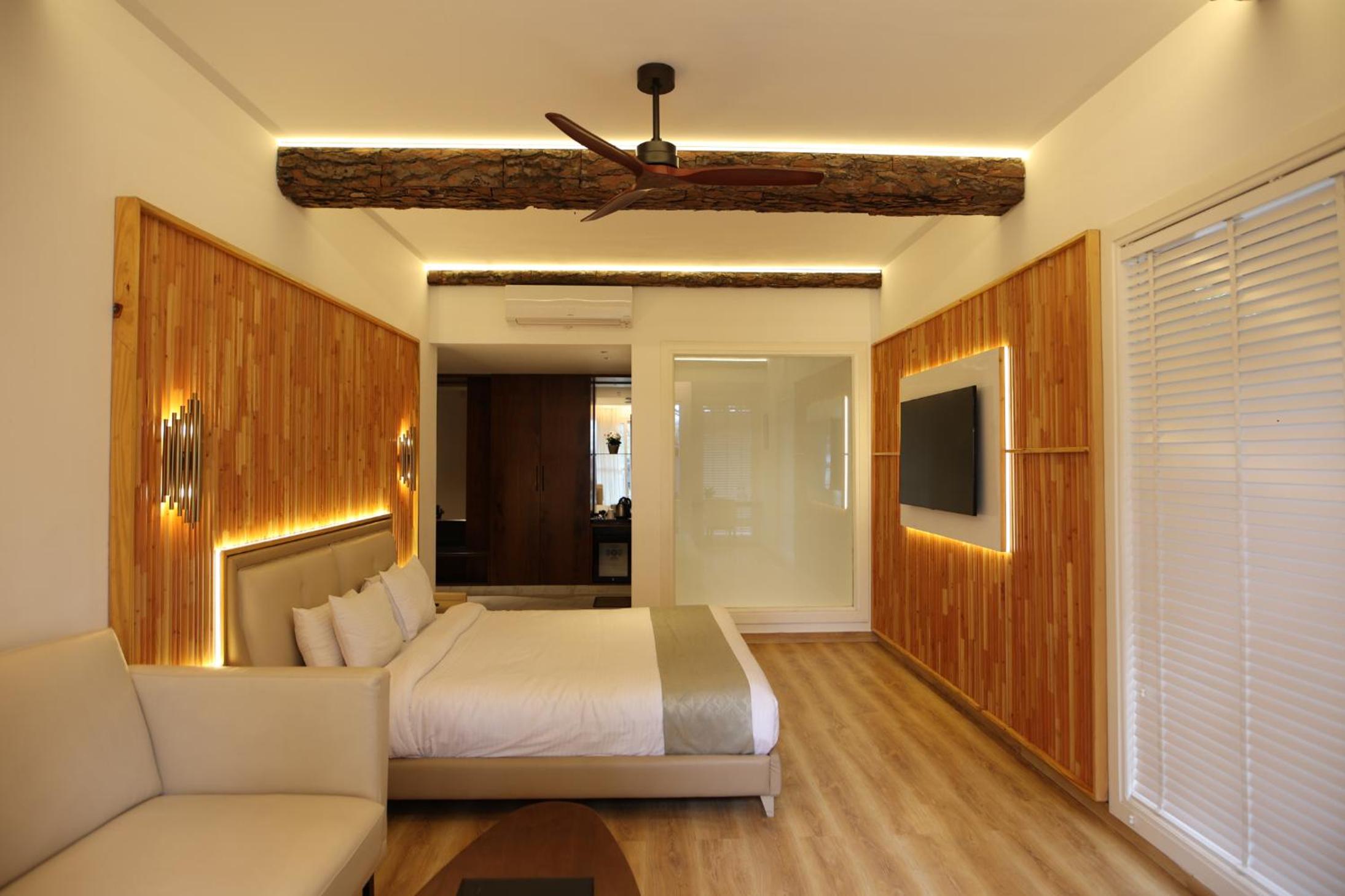 Deluxe King Room - Photo 13