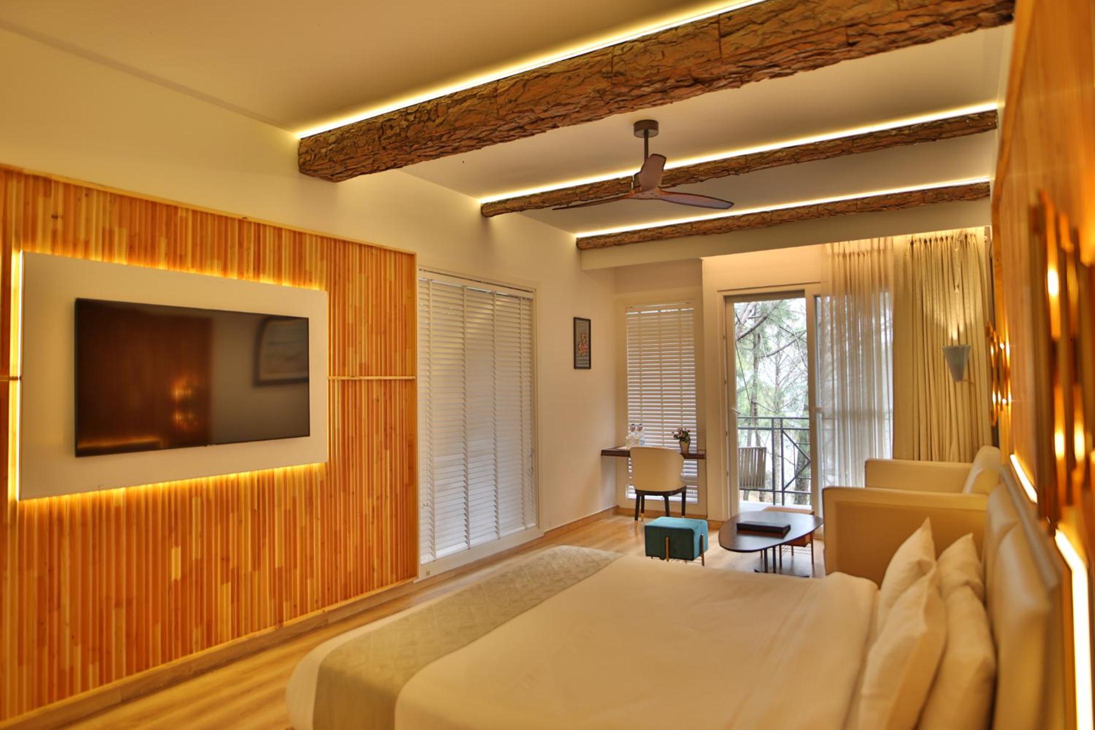 Deluxe King Room - Photo 16