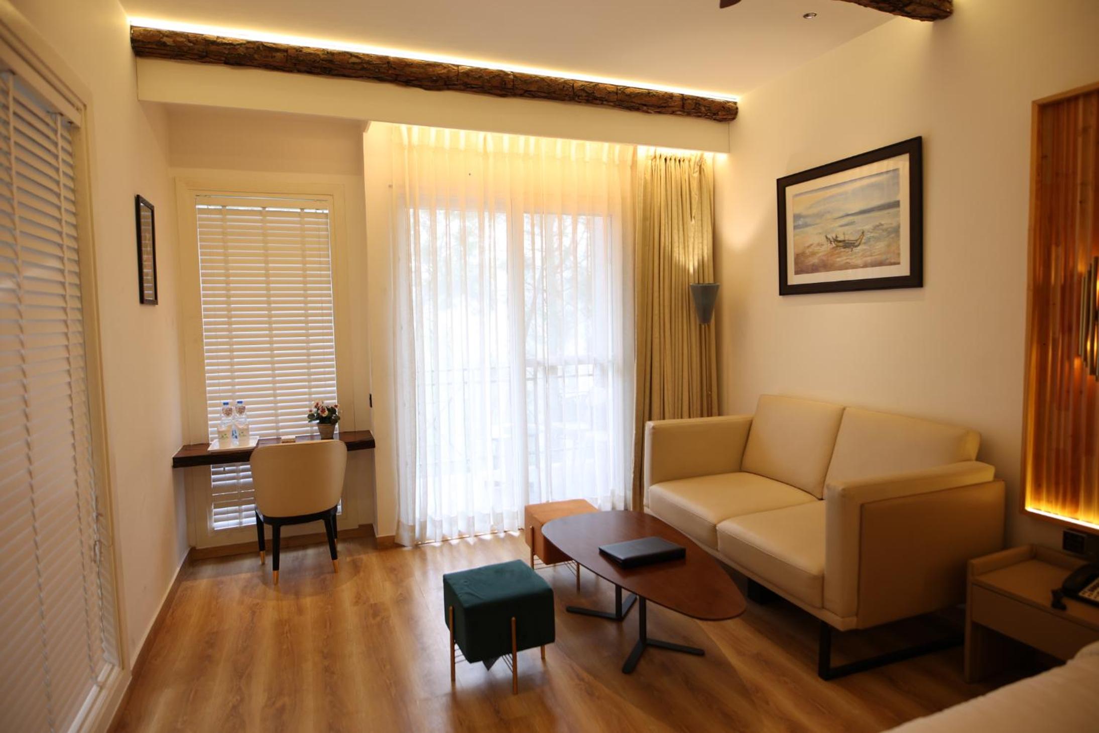 Deluxe King Room - Photo 12