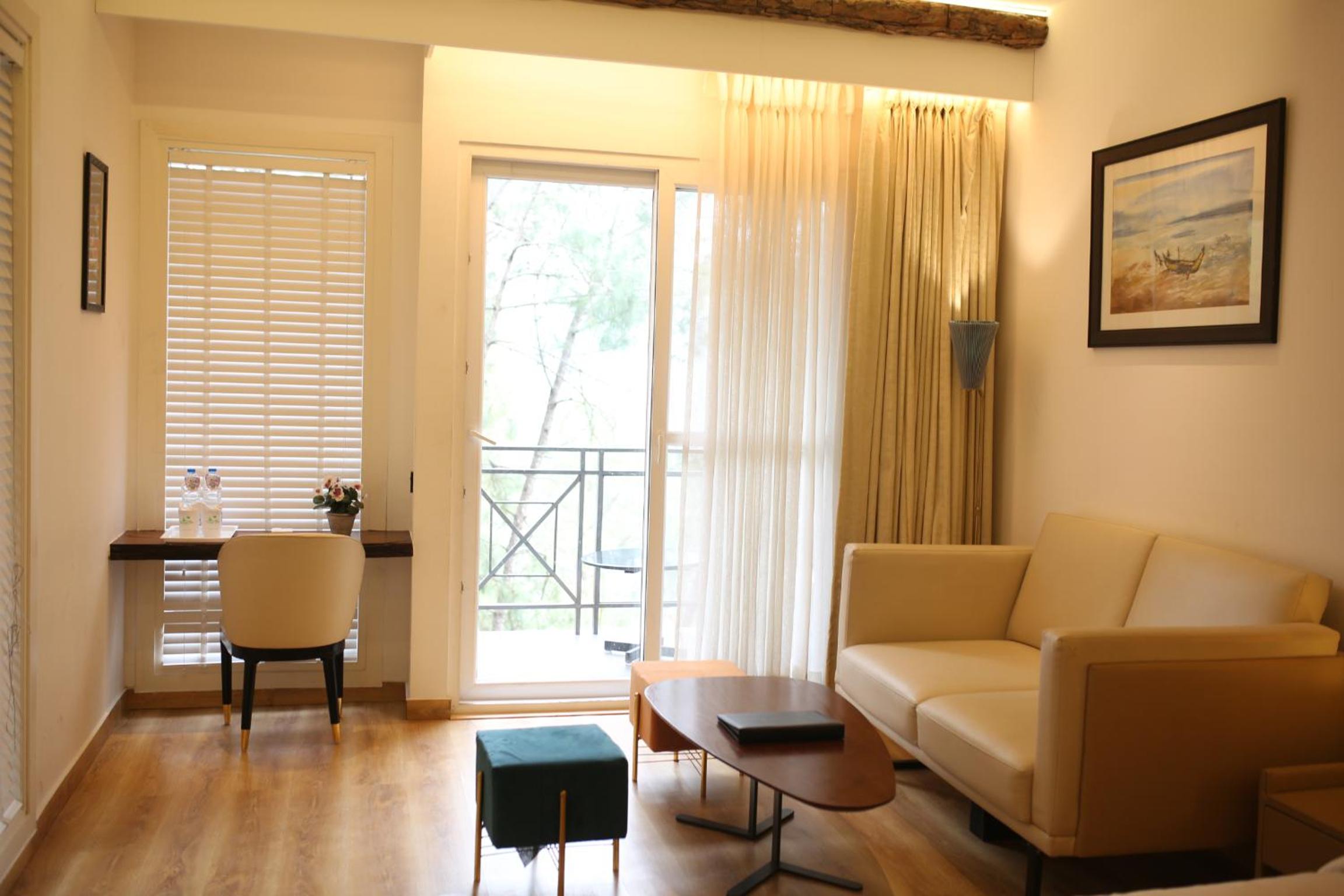 Deluxe King Room - Photo 8