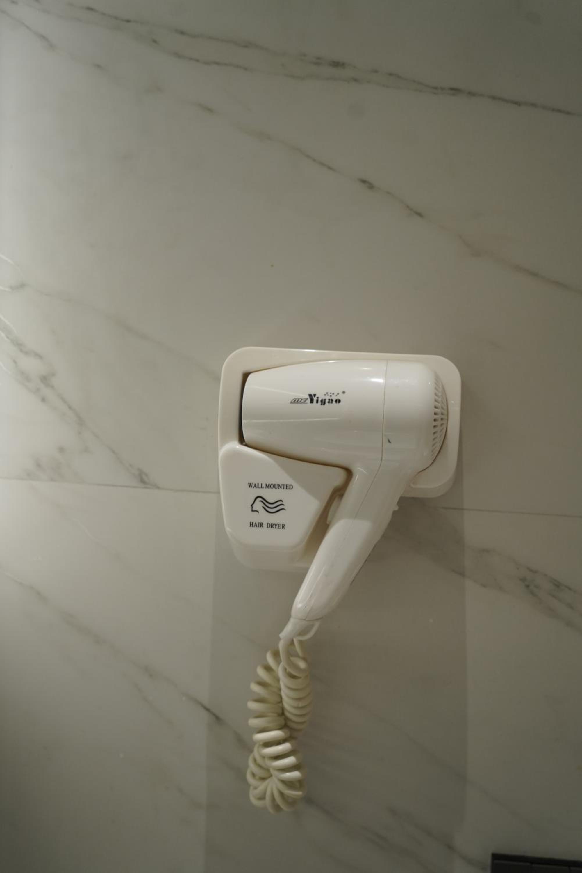 Deluxe King Room - Photo 7