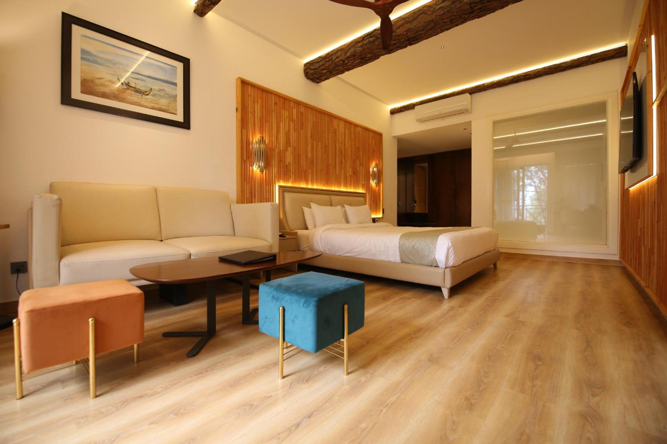 Deluxe King Room - Photo 10