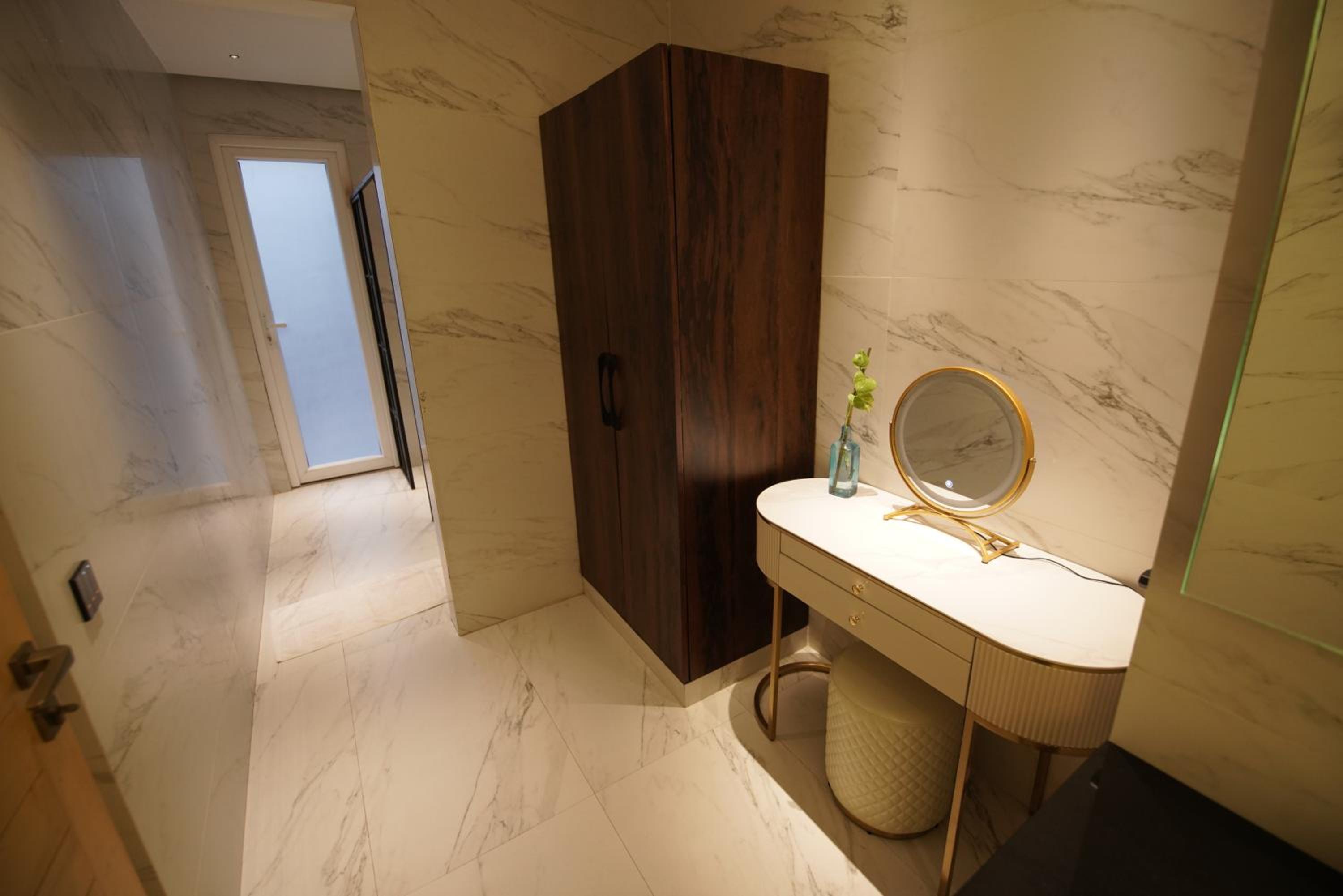 Queen Suite - Photo 14