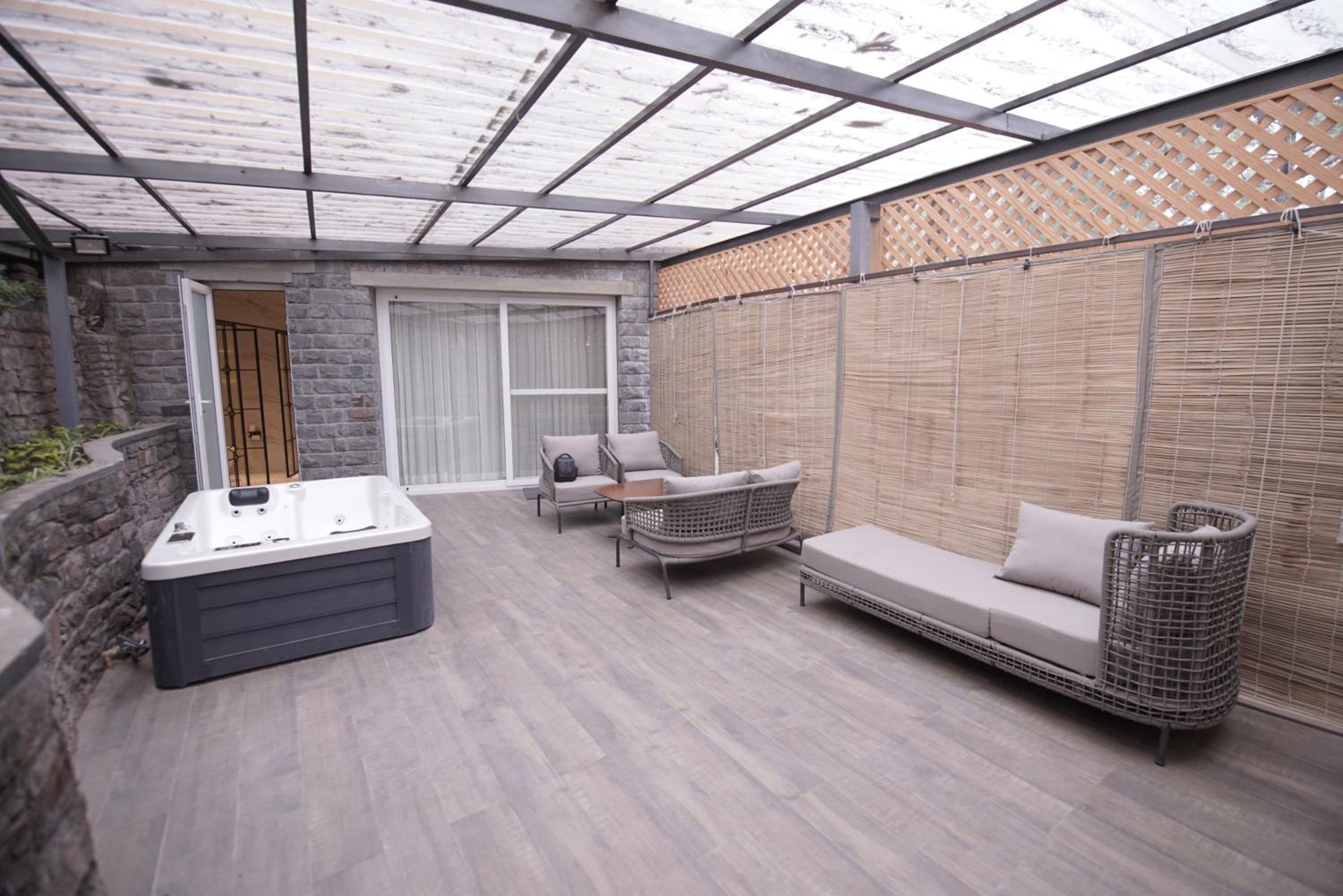 Queen Suite - Photo 10