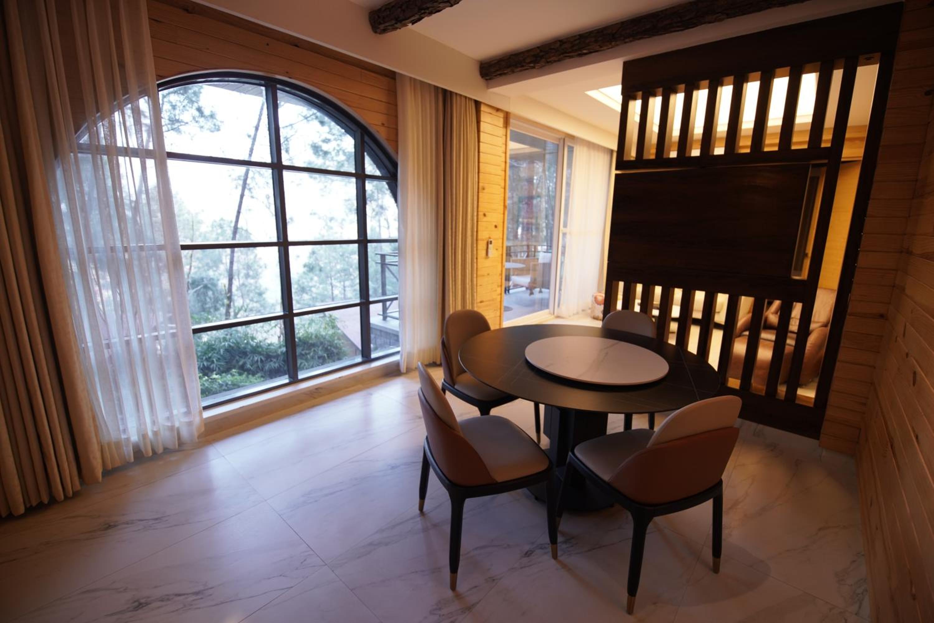 Queen Suite - Photo 8