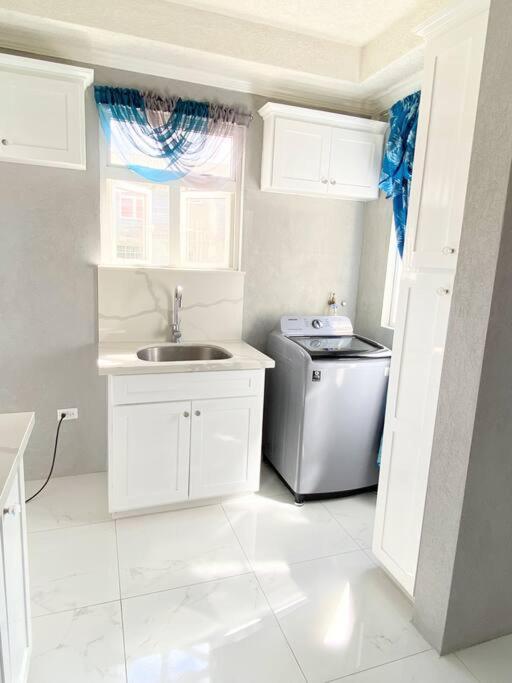Three-Bedroom House photo 3