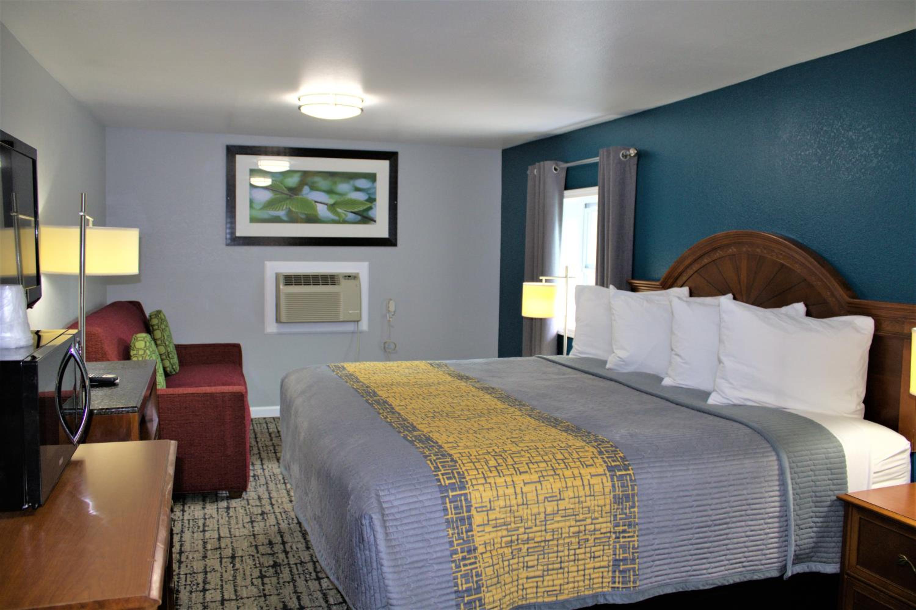 Deluxe King Suite photo 3