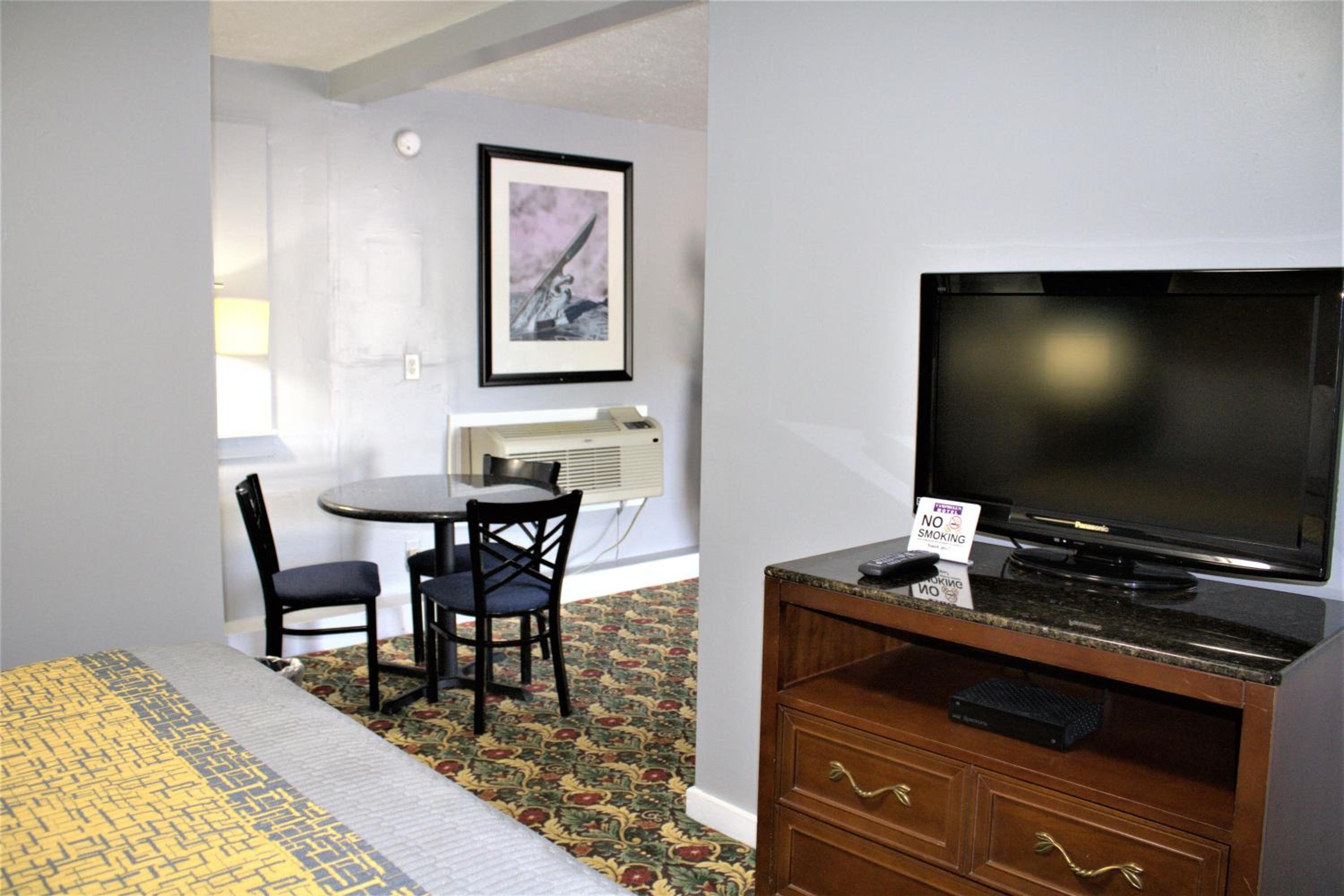 Deluxe One-Bedroom Apartment photo 2