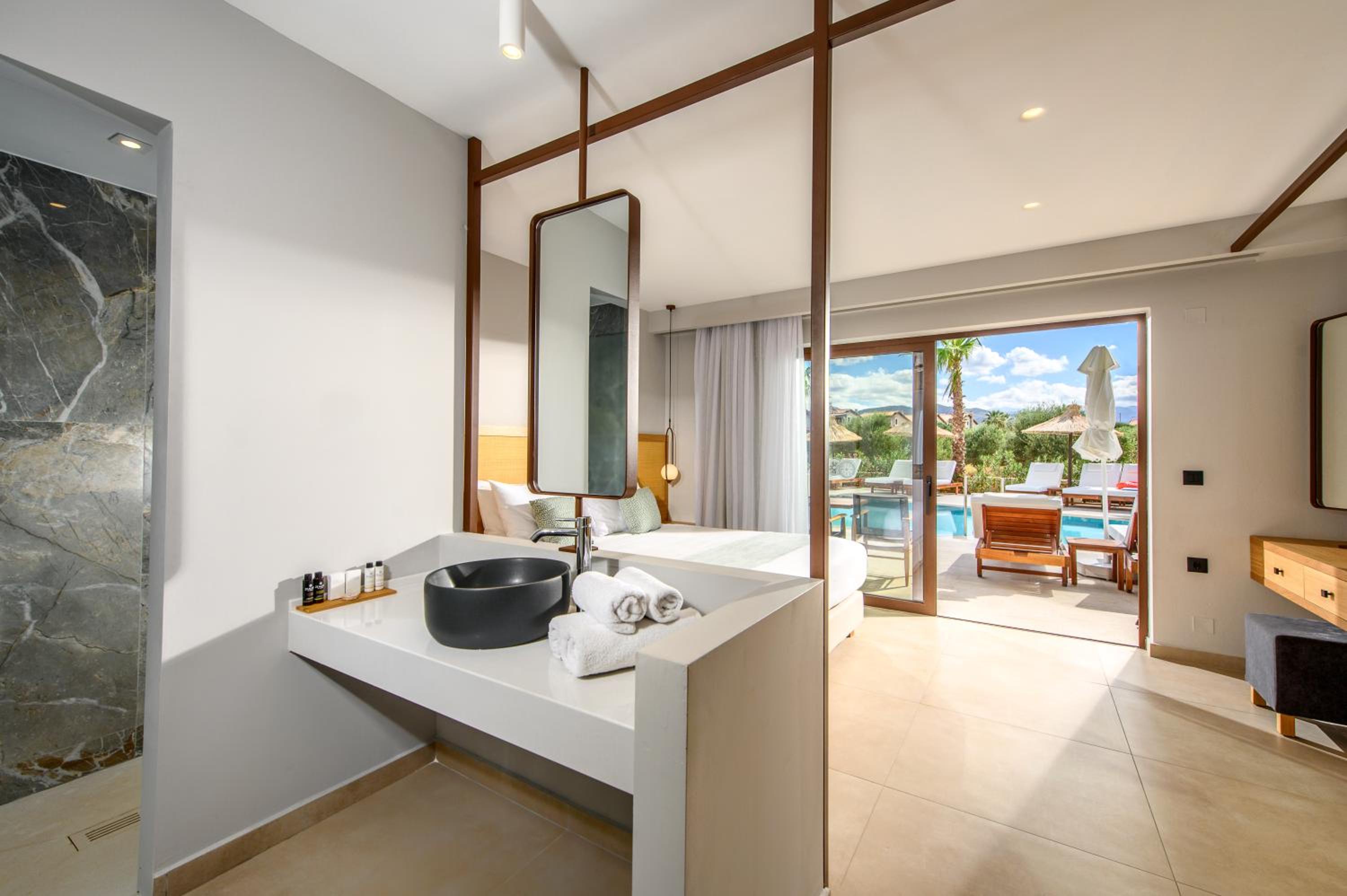Family Suite with Direct Access to Sharing Pool