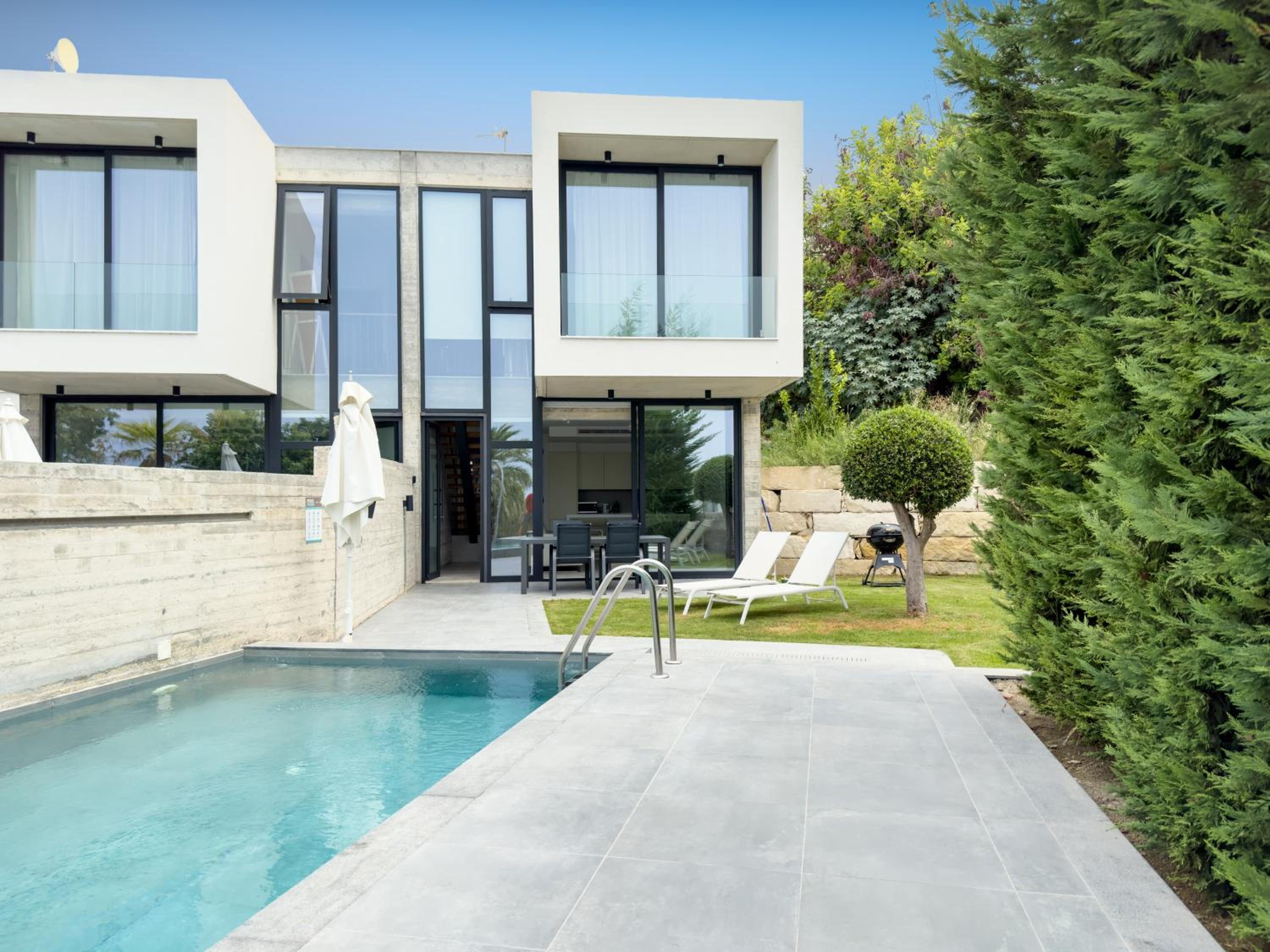 Villa with Private Pool - Photo 37