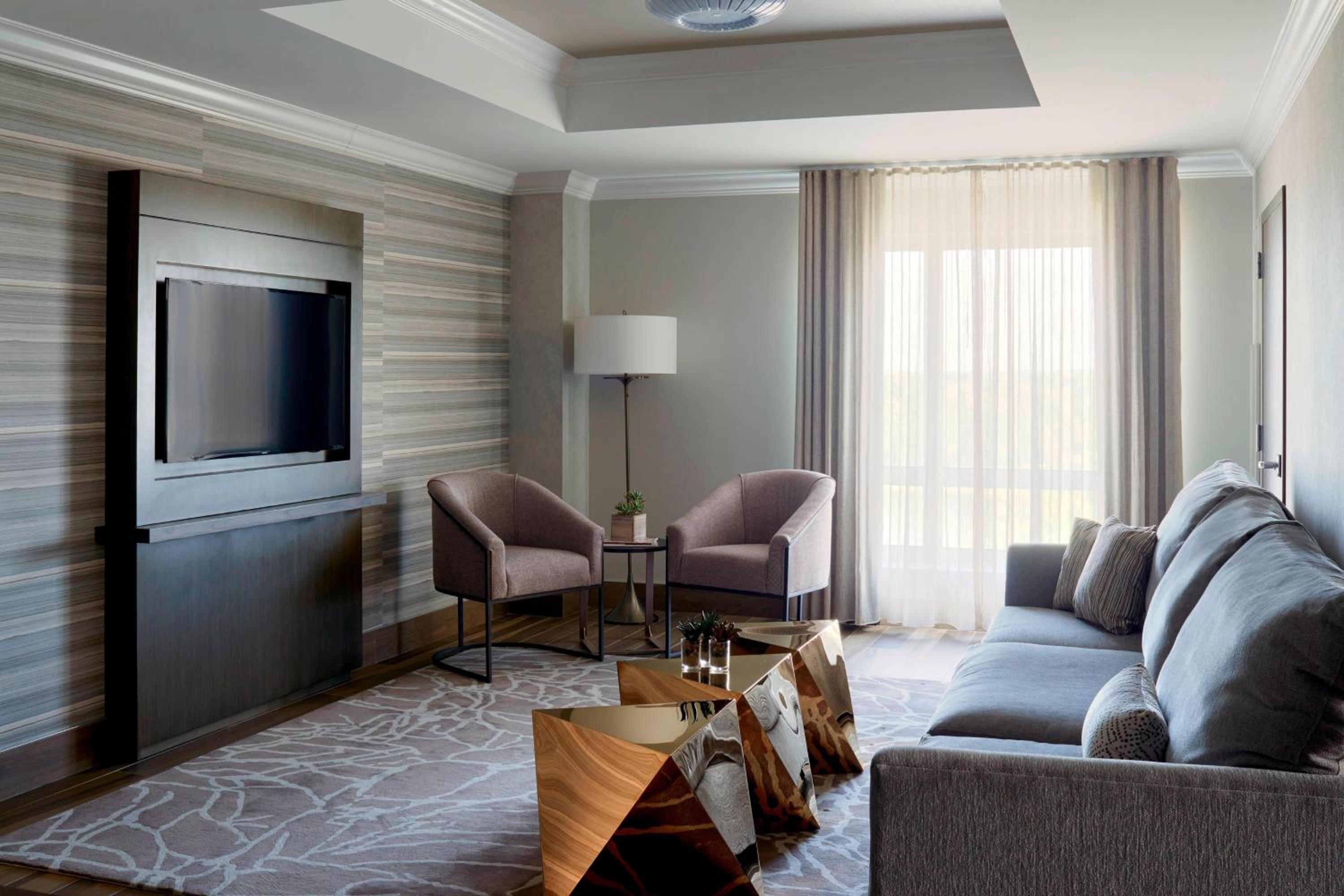 One-Bedroom King Suite with Sofa Bed - Hearing Accessible - Photo 2